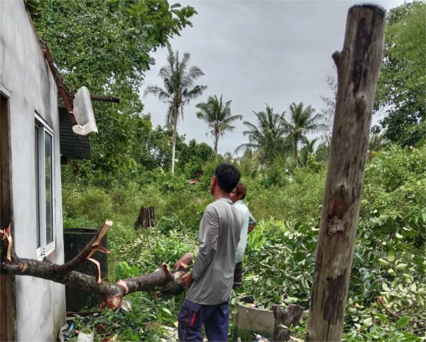 ศูนย์รับแจ้งเหตุฉุกเฉินลงพื้นที่ช่วยเหลือเหตุพายุเข้าฝนตกหนัก 2-3