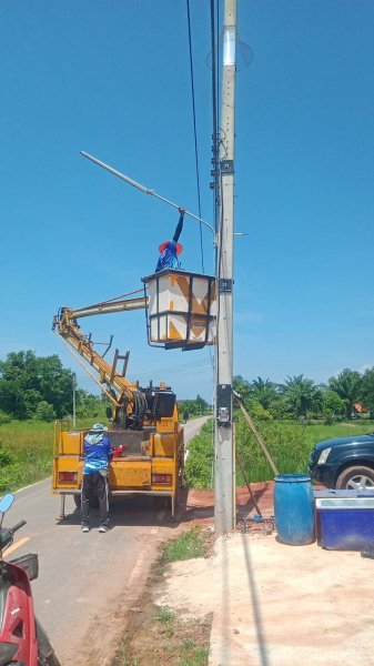 กองช่าง ทต.เจ๊ะบิลัง ลงพื้นที่ซ่อมแซมไฟฟ้าและติดตั้งชุดโคมไฟใหม่