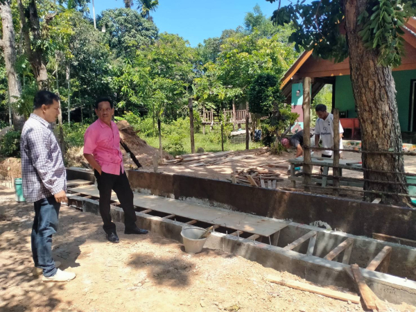 เทศบาลตำบลเจ๊ะบิลัง เข้าดำเนิน​การซ่อม​ไฟส่องสว่าง พร้อมติดตามโครงการรก่อสร้างคูระบายน้ำ คสล.สายบ้านนายยะหยา หลังจิ