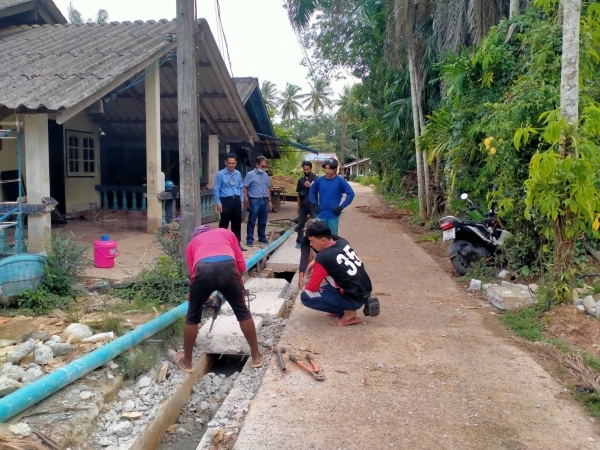กองช่าง ทต.เจ๊ะบิลัง ลงพื้นที่ตรวจโครงการคูระบายน้ำ คสล.สายสมิต บัวศิริ
