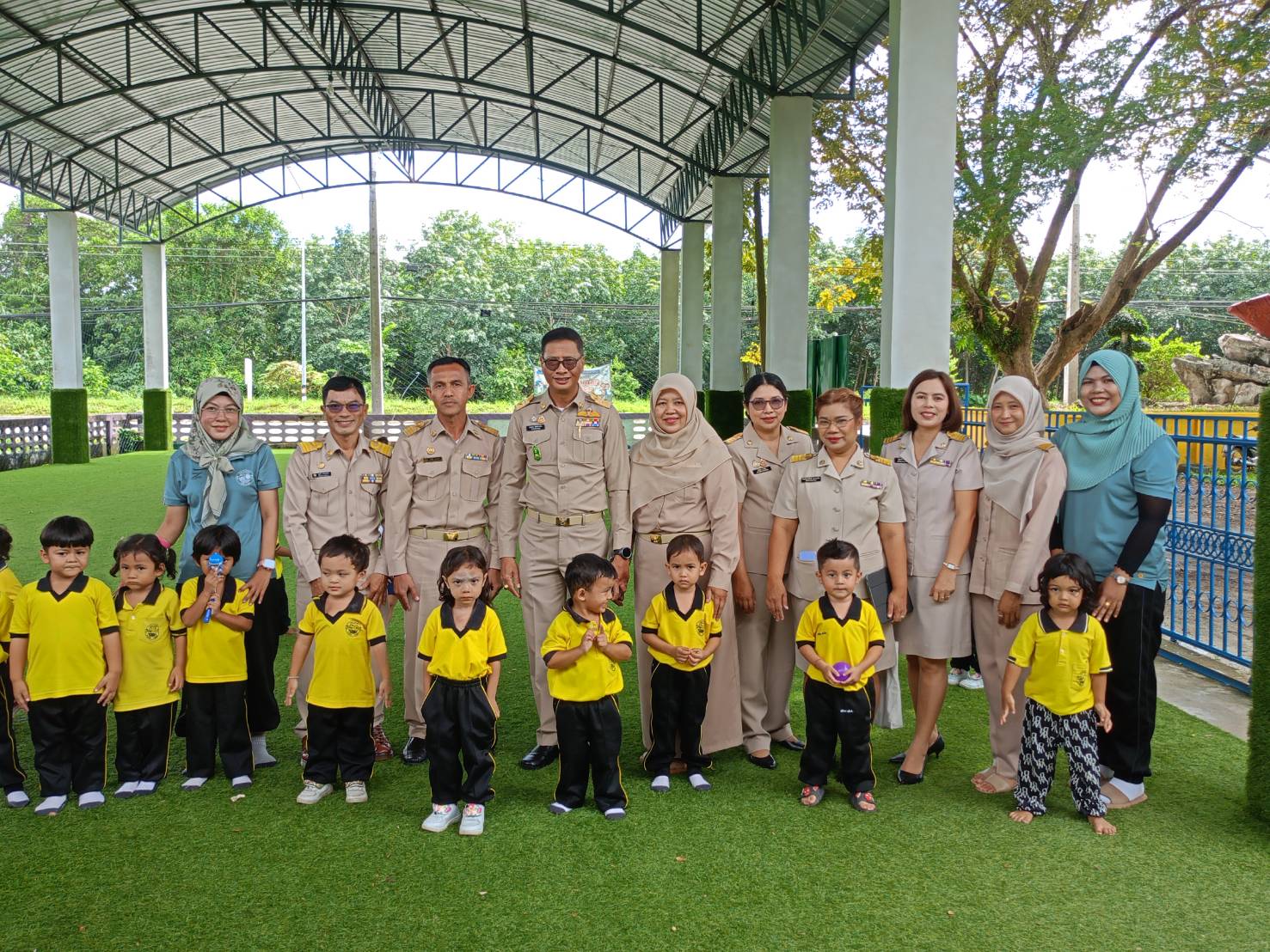 ศูนย์พัฒนาเด็กเล็กเทศบาลตำบลเจ๊ะบิลัง ร่วมต้อนรับท้องถิ่นจังหวัดสตูล และคณะ ลงพื้นที่ติดตาม ตรวจสอบ และประเมินผลการดำเนินโครงการอาหารกลางวัน
     วันที่ 6 พฤศจิกายน 2567 ว่าที่ร้อยตรี สมพงศ์ นิติพิทักษ์ชน ท้องถิ่นจังหวัดสตูล พร้อมด้วยนางนิโลบล กองทอง ผู้อำนวยการกลุ่มงานส่งเสริมและพัฒนาท้องถิ่น และเจ้าหน้าที่ผู้รับผิดชอบ ลงพื้นที่ติดตาม ตรวจสอบ และประเมินผลการดำเนินโครงการอาหารกลางวันขององค์กรปกครองส่วนท้องถิ่นและสถานศึกษาสังกัดองค์กรปกครองส่วนท้องถิ่น ประจำปีงบประมาณ พ.ศ. 2568 จำนวน 3 แห่ง ได้แก่ ศูนย์พัฒนาเด็กเล็ก อบต.ควนขัน, ศูนย์พัฒนาเด็กเล็กบ้านฉลุง อบต.เจ๊ะบิลัง และศูนย์พัฒนาเด็กเล็กเทศบาลตำบลเจ๊ะบิลัง เพื่อให้การปฏิบัติงานโครงการอาหารกลางวันเป็นไปด้วยความถูกต้องตามระเบียบ กฎหมายที่เกี่ยวข้อง และเด็กนักเรียนได้รับประทานอาหารกลางวันที่มีสารอาหารครบ 5 หมู่ตามหลักโภชนาการ : ผลการตรวจติดตาม_ศูนย์พัฒนาเด็กเล็กทั้ง 3 แห่ง มีการจัดอาหารกลางวันให้เด็กนักเรียนได้รับประทานในปริมาณที่เพียงพอ มีคุณภาพ และถูกต้องตามหลักโภชนาการ
.