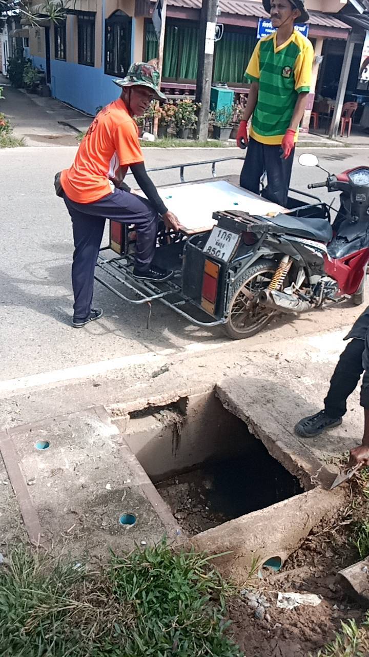 กองช่าง ทต.เจ๊ะบิลัง ลงพื้นที่ซ่อมแซม แก้ไข ปรับปรุงระบบสาธารณูปโภค
.
       วันที่ 11 พฤศจิกายน 2567  นายอับดุลวาริส บิลังโหลด นายกเทศมนตรีตำบลเจ๊ะบิลัง มอบหมายให้ กองช่าง ลงพื้นที่ดำเนินการลงพื้นที่ 1.ซ่อมถนนชุมชนบ้านใหม 2.ใส่เหล็กตะแคงกั้นขยะลงคูระบายน้ำเขตพื้นที่ชุมชนบ้านกลาง 3.ติดตั้งฝาครูระบายน้ำเขตพื้นที่ชุมชนใต้ควน
รายละเอียดดังกล่าวดำเนินการแก้ไขแล้วเสร็จ
      สามารถแจ้งปัญหาเรื่องระบบไฟฟ้าส่องสว่างสาธารณะ หรือเรื่องราวอื่นๆได้ที่ สมาชิกสภาเทศบาล ผู้นำชุมชน หรือ แจ้งที่ กองช่าง ในวันและเวลาราชการ หรือโทร 074-772618