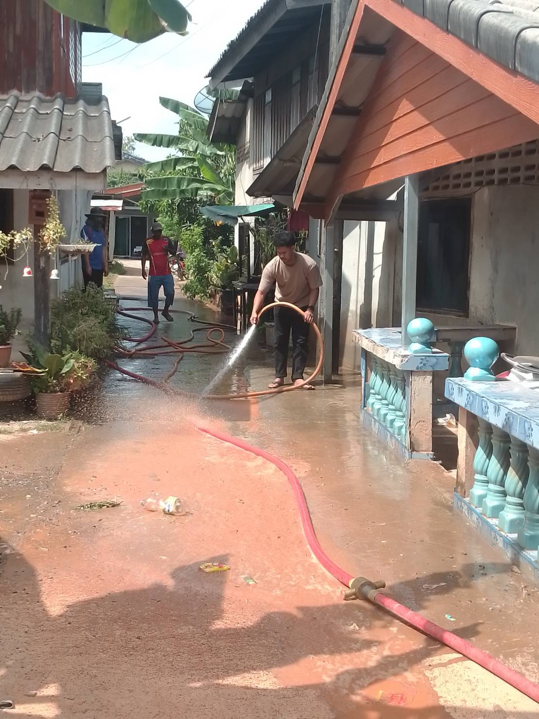 งานป้องกันบรรเทาสาธารณภัย เทศบาลตำบลเจ๊ะบิลัง ลงพื้นที่ขับเคลื่อนนโยบายตำบลสะอาด ดำเนินการฉีดล้างทำความสะอาดถนนสายชุมชนบ้านกลาง-ชุมชนบนควน
 วันที่ 23 ธันวาคม 2567 นายอับดุลวาริส บิลังโหลด นายกเทศมนตรีตำบลเจ๊ะบิลัง มอบหมายให้ งานป้องกันและบรรเทาสาธารณภัย โดยพนักงานลงพื้นที่ขับเคลื่อนนโยบายตำบลสะอาด ดำเนินการฉีดล้างทำความสะอาดสายชุมชนบ้านกลาง-ชุมชนบนควน เพื่อให้เกิดความสะอาด และความเป็นระเบียบเรียบร้อย