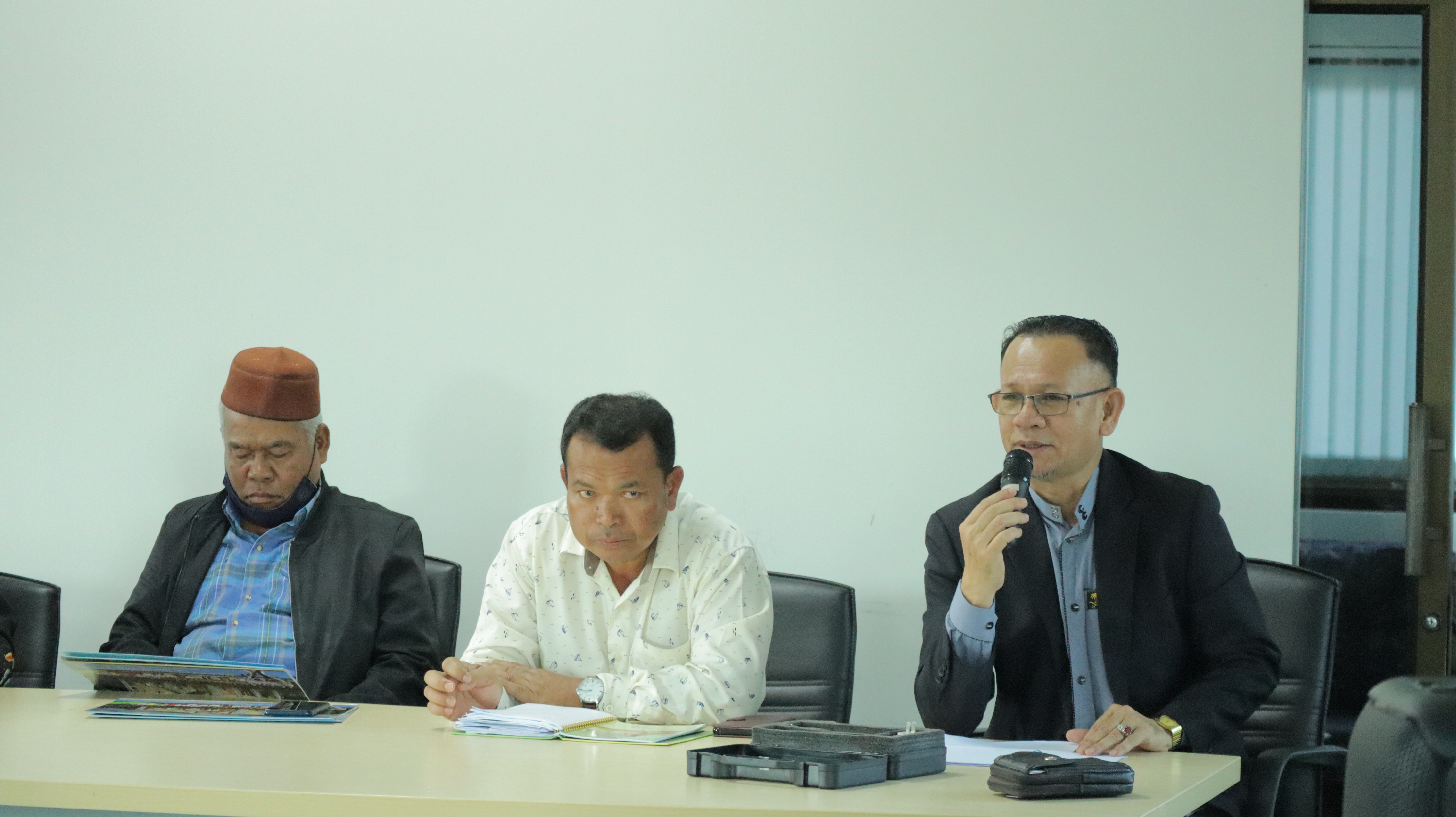 การประชุมประจำเดือน เพื่อติดตามผลการดำเนินงานในรอบเดือน
.
     3 มกราคม 2568 นายอับดุลวาริส บิลังโหลด นายกเทศมนตรีตำบลเจ๊ะบิลัง เป็นประธานการประชุมประจำเดือนมกราคม โดยมีผู้อำนวยการกอง พนักงานจ้าง พนักงานจ้างภารกิจ คนงานทั่วไป และจ้างเหมาบริการ เข้าร่วมการประชุมฯ อย่างพร้อมเพรียง
.
      สำหรับวาระการประชุมฯ  ประกอบด้วย การให้โอวาสเนื่องจากเปลี่ยนพุทศักราชใหม่ และการชี้แจงการจัดโครงการในช่วงวันปีใหม่โดยประธานในที่ประชุม ทั้งนี้ยังกำชับเรื่องการทำงาน พร้อมติดตามITA ประจำปี2568
        ทั้งนี้ สำหรับการดำเนินงานของแต่ละกองในรอบเดือนที่ผ่านมา รวมถึงติดตามความคืบหน้าข้อสั่งการจากรัฐบาลในพื้นที่ ซึ่งในที่ประชุมฯได้มีการรายงานผลในส่วนของผู้อำนวยการกองแต่ละกอง พร้อมได้กล่าวขอบคุณพนักงาน ให้กำลัง ปลุกไฟในการทำงานของเดือนต่อไป