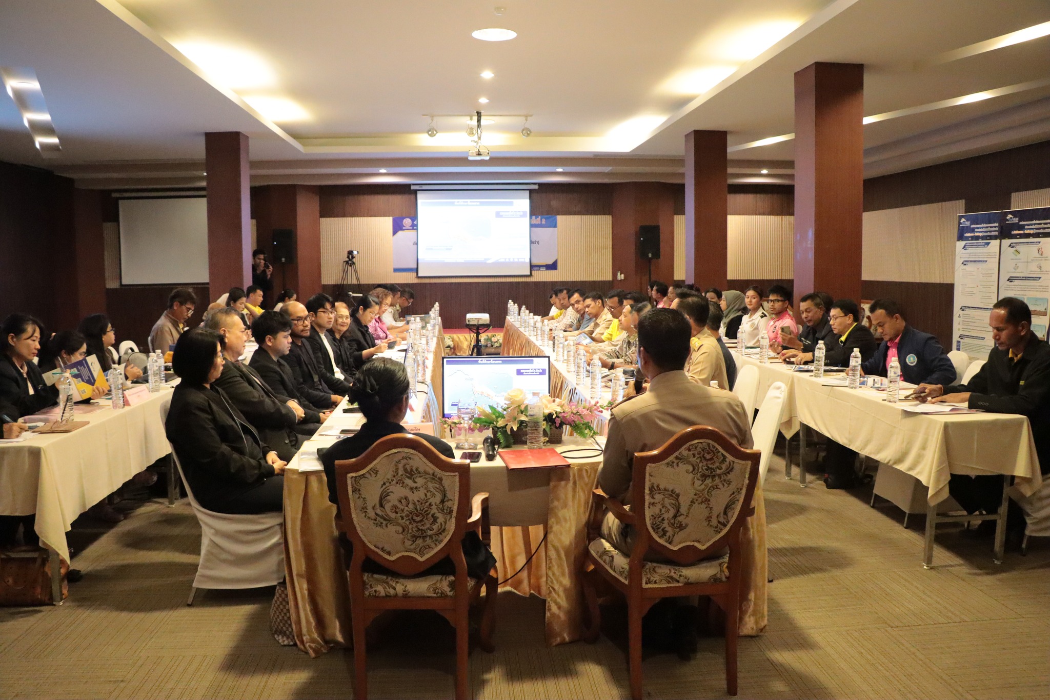เทศบาลตำบลเจ๊ะบิลัง เข้าร่วมการประชุมจัดโดยสำนักงานนโยบายและแผนการขนส่งและจราจร (สนข.) กระทรวงคมนาคม ประชุมกลุ่มย่อย ครั้งที่ 2 เวทีอำเภอเมืองสตูล (จังหวัดสตูล) โครงการศึกษาความเหมาะสมเบื้องต้นและออกแบบแนวคิดเบื้องต้นเส้นทางท่องเที่ยวเลียบชายฝั่งทะเลอันดามัน ช่วงจังหวัดระนอง – จังหวัดสตูล
---------------------------------------------------------------
วันนี้ (15 ต.ค. 67) ที่ห้องประชุมอภัยนุราช 2 โรงแรมสินเกียรติบุรี อำเภอเมืองสตูล จังหวัดสตูล นายอับดุลวาริส บิลังโหลด นายกเทศมนตรีตำบลเจ๊ะบิลัง มอบหมาย นายสมาน ระสา รองนายกเทศมนตรีฯ เข้าร่วมการประชุมโดยมีนายคณิต คงช่วย รองผู้ว่าราชการจังหวัดสตูล เป็นประธานในการประชุมกลุ่มย่อย ครั้งที่ 2 เวทีอำเภอเมืองสตูล (จังหวัดสตูล) โครงการศึกษาความเหมาะสมเบื้องต้นและออกแบบแนวคิดเบื้องต้นเส้นทางท่องเที่ยวเลียบชายฝั่งทะเลอันดามัน ช่วงจังหวัดระนอง – จังหวัดสตูล  โดยมีนางสาวกฤติกา บูรณะดิษ ผู้อำนวยการสำนักส่งเสริมระบบการขนส่งและจราจรในภูมิภาค รักษาการในตำแหน่งนักวิชาการขนส่งทรงคุณวุฒิ พร้อมด้วยหัวหน้าส่วนราชการ เจ้าหน้าที่ และกลุ่มเป้าหมายที่เกี่ยวข้องเข้าร่วมประชุม
.
สำหรับการประชุมในครั้งนี้เพื่อรับฟังความคิดเห็นและข้อเสนอแนะในพื้นที่จังหวัดสตูล โดยที่ผ่านมา สนข. และที่ปรึกษาได้จัดให้มีการสัมมนาแนะนำโครงการฯ ในพื้นที่จังหวัดสตูล เมื่อวันที่ 15 มีนาคม 2567 การประชุมกลุ่มย่อย ครั้งที่ 1 เมื่อวันที่ 2 สิงหาคม 2567 และการประชุมเพื่อประชาสัมพันธ์โครงการระดับอำเภอที่เส้นทางโครงการผ่าน ครั้งที่ 1 ในพื้นที่จังหวัดสตูล เมื่อวันที่ 23 กันยายน 2567 ที่ผ่านมา เพื่อรับฟังความคิดเห็น ข้อห่วงกังวล และข้อเสนอแนะจากผู้มีส่วนเกี่ยวข้อง เพื่อนำไปเป็นข้อมูลประกอบการพัฒนาแนวทางการออกแบบให้เหมาะสม สอดคล้องกับความต้องการและศักยภาพของพื้นที่ ซึ่งปัจจุบันการศึกษาฯ อยู่ในขั้นตอนการจัดทำรายงานความก้าวหน้า ฉบับที่ 3 (Progress Report III)
.
ทั้งนี้ การประชุมกลุ่มย่อย ครั้งที่ 2 จัดขึ้นในพื้นที่ศึกษาทั้ง 6 จังหวัดเลียบชายฝั่งทะเลอันดามัน รวมทั้งสิ้นจำนวน 8 ครั้ง โดยในวันนี้มีผู้เข้าร่วมประชุมประมาณ 40 คน ประกอบด้วย หัวหน้าส่วนราชการในระดับภูมิภาค ระดับจังหวัดและอำเภอ องค์กรปกครองส่วนท้องถิ่น ผู้นำชุมชน ประชาชนในพื้นที่ศึกษาโครงการกลุ่มอาชีพในพื้นที่ชายฝั่งอันดามัน ภาคเอกชน ตลอดจนประชาชนผู้ที่ให้ความสนใจ ซึ่งการประชุมกลุ่มย่อยในวันนี้ เป็นการนำเสนอแนวเส้นทางเบื้องต้นและตัวอย่างการออกแบบแนวคิดเบื้องต้น โดยมุ่งหวังที่จะรับฟังความคิดเห็นและข้อเสนอแนะจากทุกภาคส่วนในพื้นที่จังหวัดสตูล เพื่อนำไปประกอบการศึกษาโครงการ โดยผ่านการพิจารณาอย่างรอบด้าน ครอบคลุมประเด็นข้อห่วงกังวล และเป็นการสะท้อนถึงความต้องการจากพื้นที่ เพื่อให้เกิดการพัฒนาอย่างเป็นรูปธรรมต่อไป
