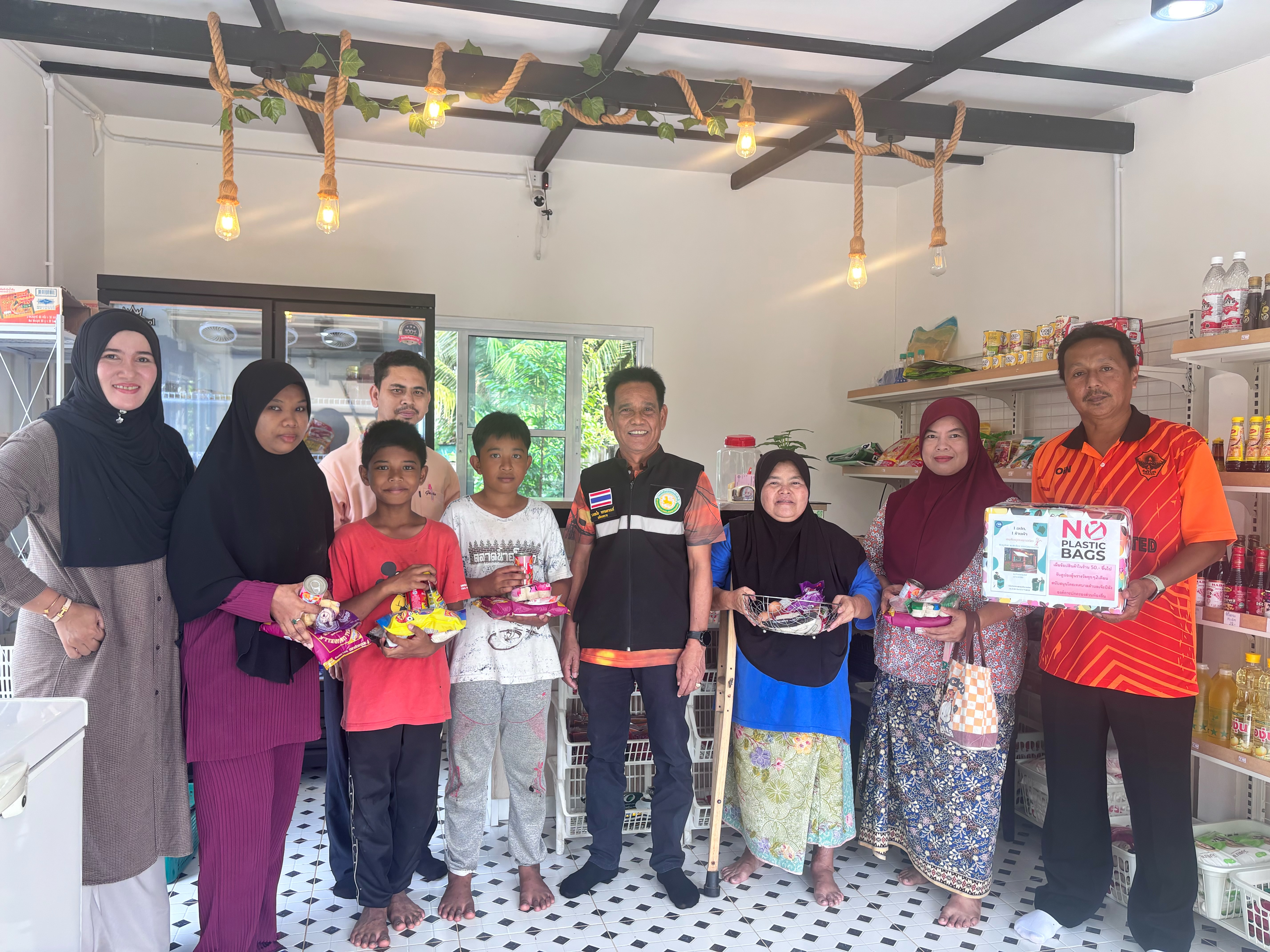 #กองสาธารณสุขฯ 
กิจกรรม 1 อปท. 1 ร้านค้า ลดการใช้ถุงพลาสติก
------------------------------------------
🗓️วันพฤหัสบดี  ที่  23  มกราคม พ.ศ. 2568  เวลา 15.00 น. 
❤️ โดย  นาย นายอับดุลวาริส บิลังโหลด นายกเทศมนตรีตำบลเจ๊ะบิลัง มอบหมาย นายสมใจ พรหมยานนท์ ปลัดเทศบาลฯ นายอนุวัฒน์ คงเจริญ ผอ. กองสาธารณสุขและสิ่งแวดล้อม นำพนักงานในสังกัดลงพื้นที่จับคูปองและมอบของรางวัลให้กับผู้โชคดี ที่เข้าร่วม กิจกรรม 1 อปท. 1 ร้านค้า ลดการใช้ถุงพลาสติกและบรรจุภัณฑ์ที่ที่ทำจากโฟม 
 🛍️ท่านใดที่อยากเป็นผู้โชคดี เพียงแค่ท่านซื้อสินค้าไม่รับถุงพลาสติกหรือนำถุงผ้ามาเอง เมื่อซื้อสินค้าครบ 50 บาทขึ้นไป ลุ้นรับของรางวัลหนึ่งสิทธิ์/เดือน งดถุงพลาสติก หยิบถุงผ้ามาใช้กันเยอะๆนะคะ💓💓
      👇 กดติดตามเพจเทศบาลตำบลเจ๊ะบิลัง  เพื่อท่านจะได้รับรู้ข่าวสารของเทศบาลตำบลเจ๊ะบิลัง  ได้อย่างรวดเร็วและทันต่อเหตุการณ์