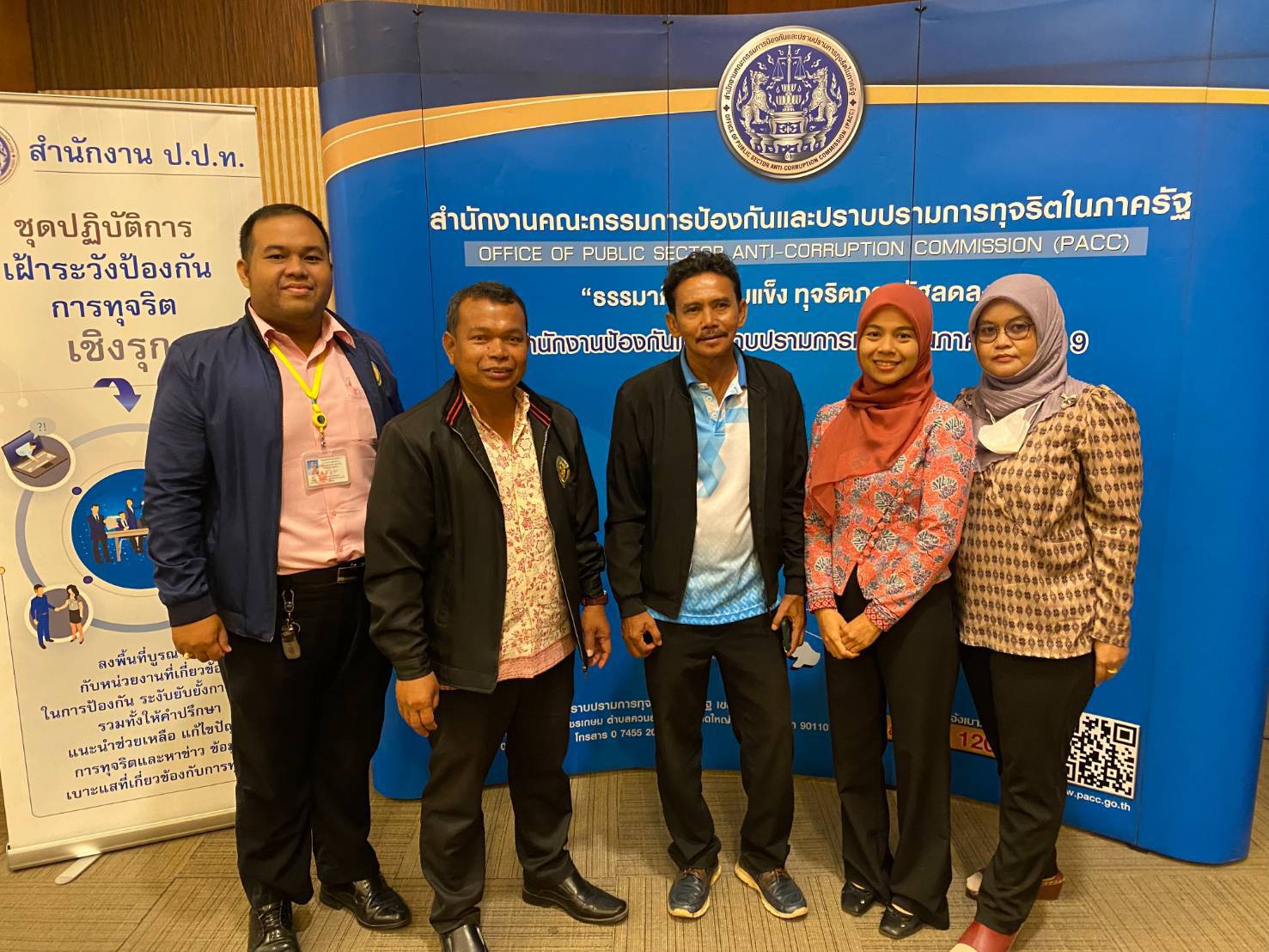 เทศบาลตำบลเจ๊ะบิลัง เข้าร่วมการประชุมเชิงปฏิบัติการเพื่อบูรณาการส่งเสริมธรรมาภิบาลในหน่วยงานภาครัฐเชิงรุก ภายใต้โครงการขับเคลื่อนระบบเฝ้าระวังการทุจริตเชิงรุกในหน่วยงานภาครัฐประจำปีงบประมาณ พ.ศ.2568
                      21 มกราคม 2568 เวลา 09.00 น. ที่ห้องประชุมโรงแรมสินเกียรติบุรี ตำบลพิมาน อำเภอเมือง จังหวัดสตูล  นายอับดุลวาริส บิลังโหลด นายกเทศมนตรีตำบลเจ๊ะบิลัง มอบหมายให้ นายสมาน ระสา รองนายกเทศมนตรีตำบลเจ๊ะบิลัง นายมะหมัด บิลังโหลด สมาชิกสภาเทศบาลฯ พร้อมด้วยนางสาวนัซมี ยามูยีมะ นักทรัพยากรบุคคล รักษาราชการแทนหัวหน้าสำนักปลัดเทศบาลฯ  และนางสาวซูไรน่า คุณอักษร นิติกร เทศบาลตำบลเจ๊ะบิลัง เข้าร่วมการประชุมเชิงปฏิบัติการเพื่อบูรณาการส่งเสริมธรรมาภิบาลในหน่วยงานภาครัฐเชิงรุก ภายใต้โครงการขับเคลื่อนระบบเฝ้าระวังการทุจริตเชิงรุกในหน่วยงานภาครัฐ ประจำปีงบประมาณ พ.ศ.2568 โดยมี พ.ต.อ.กษิดิศ เพิ่มพูนวิวัฒน์ ผอ.ปปท.เขต 9 เป็นประธานการประชุม โดยมี ผู้บริหารองค์กรปกครองส่วนท้องถิ่น ปลัดองค์กรปกครองส่วนท้องถิ่น และส่วนราชการที่เกี่ยวข้อง เข้าร่วมการประชุม 150 คน
                โดยการจัดโครงการดังกล่าวสืบเนื่องจากยุทธศาสตร์ชาติระยะ 20 ปีแผนแม่บท ในประเด็นด้านการต่อต้านการทุจริตและการประพฤติมิชอบ ว่าด้วยการป้องกันและปราบปรามการทุจริต และยุทธศาสตร์ของสำนักงาน ป.ป.ท. (พ.ศ.2566-2570) การขับเคลื่อนธรรมาภิบาลและการประสานความร่วมมือกับทุกภาคส่วน ซึ่งมีวัตถุประสงค์เพื่อพัฒนาและขับเคลื่อนกระบวนการเฝ้าระวังและป้องกันการทุจริตเชิงรุกในหน่วยงานภาครัฐ เสริมสร้างความรู้ความเข้าใจให้แก่เจ้าหน้าที่ของรัฐ ตลอดจนผู้มีส่วนเกี่ยวข้องในการปฏิบัติงาน เพื่อให้เกิดความโปร่งใสในทุกด้านอย่างมีประสิทธิภาพตามหลักมาตรฐานสากล และเป็นที่ยอมรับต่อสาธารณชน ก้าวไปสู่การต่อสู้และต่อต้านการทุจริตและการประพฤติมิชอบในระบบราชการทุกรูปแบบ ตลอดจนการประสานความร่วมมือและการปฏิบัติงานตามพระราชบัญญัติมากจากการของฝ่ายบริหารในการป้องกันและปราบปรามการทุจริต พ.ศ.2551 และที่แก้ไขเพิ่มเติม โดยเทศบาลตำบลเจ๊ะบิลัง จะได้นำข้อมูลจากการประชุม ไปปรับใช้ในการพัฒนาองค์กร ป้องกันการทุจริตและประพฤติมิชอบในหน่วยงานเทศบาลตำบลเจ๊ะบิลัง ต่อไป
.