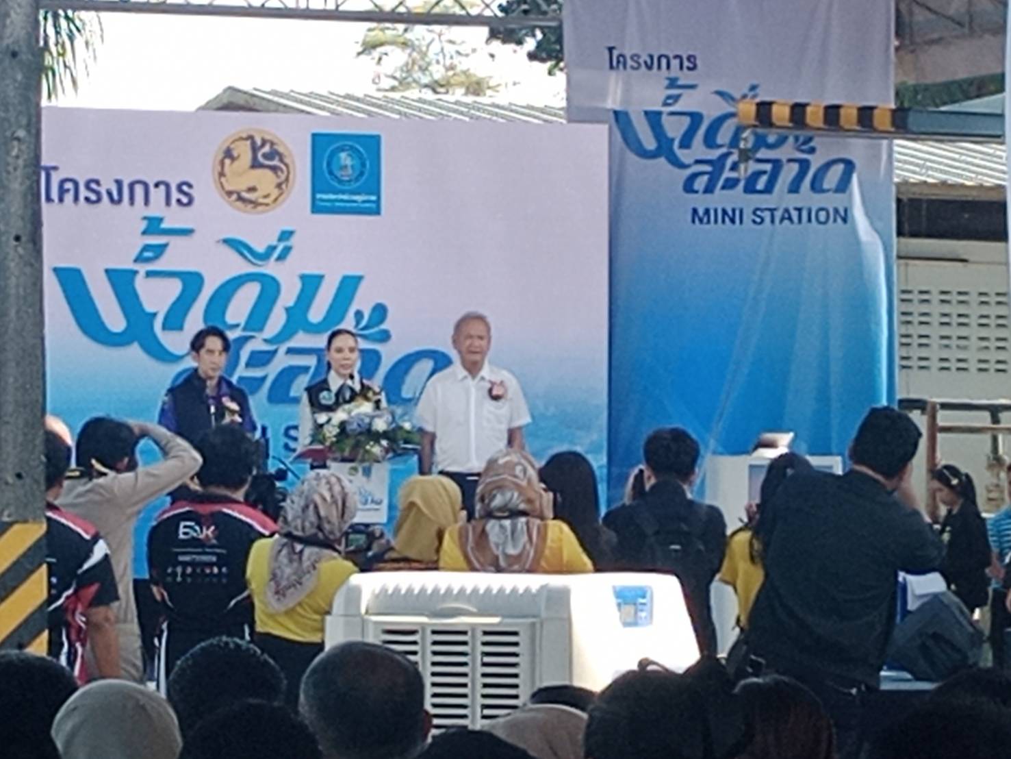 เทศบาลตำบลเจ๊ะบิลัง  ร่วมเป็นเกียรติในพิธีเปิดจุดบริการน้ำดื่มสะอาด Mini Station แห่งล่าสุด ณ สถานีผลิตน้ำควนโดน ในพื้นที่ให้บริการของ กปภ.สาขาสตูล จ.สตูล
     20 มกราคม 2568  เวลา 09.00 น. ณ สถานีผลิตน้ำควนโดน นายอับดุลวาริส บิลังโหลด นายกเทศมนตรีตำบลเจ๊ะบิลัง มอบหมายให้ นายสมาน ระสา รองนายกเทศมนตรีฯ นายซาฟีอี บิลังโหลด เลขานายกเทศมนตรีฯ ร่วมเป็นเกียรติในพิธีเปิดจุดบริการน้ำดื่มสะอาด Mini Station แห่งล่าสุด ณ สถานีผลิตน้ำควนโดน ในพื้นที่ให้บริการของ กปภ.สาขาสตูล จ.สตูล โดยมี นางสาวซาบีดา ไทยเศรษฐ์ รัฐมนตรีช่วยว่าการกระทรวงมหาดไทย เป็นประธานในพิธีเปิดโครงการครั้งนี้ พร้อมด้วยหัวหน้าส่วนราชการต่างๆในจังหวัดสตูลเข้าร่วมงาน โดยการประปาส่วนภูมิภาค (กปภ.) เดินหน้าส่งมอบน้ำดื่มสะอาดให้ประชาชนอย่างต่อเนื่อง
สนองนโยบายของรัฐบาลและกระทรวงมหาดไทย จัดพิธีเปิดจุดบริการน้ำดื่มสะอาด Mini Station แห่งล่าสุด 
ณ สถานีผลิตน้ำควนโดน ในพื้นที่ให้บริการของ กปภ.สาขาสตูล จ.สตูล มุ่งยกระดับคุณภาพชีวิตให้ประชาชนเข้าถึงน้ำดื่มที่สะอาด ปลอดภัย ช่วยลดค่าใช้จ่ายในการซื้อน้ำดื่ม เล็งขยายบริการน้ำดื่มสะอาดให้ครบทุกสาขา 
     นางสาวซาบีดา ไทยเศรษฐ์ รัฐมนตรีช่วยว่าการกระทรวงมหาดไทย (มท.3) เปิดเผยว่า กปภ. เป็นหน่วยงานที่ให้บริการน้ำประปา โดยคำนึงถึงประโยชน์และสุขอนามัยของประชาชนเป็นสำคัญ การที่ กปภ. พัฒนาคุณภาพน้ำประปาให้สะอาดดื่มได้และขับเคลื่อนโครงการน้ำดื่มสะอาด Mini Station เพื่อส่งเสริมและยกระดับคุณภาพชีวิตของประชาชนให้สามารถเข้าถึงน้ำดื่มสะอาด ปลอดภัย ในราคาประหยัด เป็นการ “บำบัดทุกข์ บำรุงสุข” ให้แก่ประชาชนตามภารกิจของกระทรวงมหาดไทย และสอดคล้องกับนโยบาย “น้ำดื่มสะอาด บริการประชาชน” ของนายอนุทิน ชาญวีรกูล รองนายกรัฐมนตรีและรัฐมนตรีว่าการกระทรวงมหาดไทย
 20 ม.ค. 68