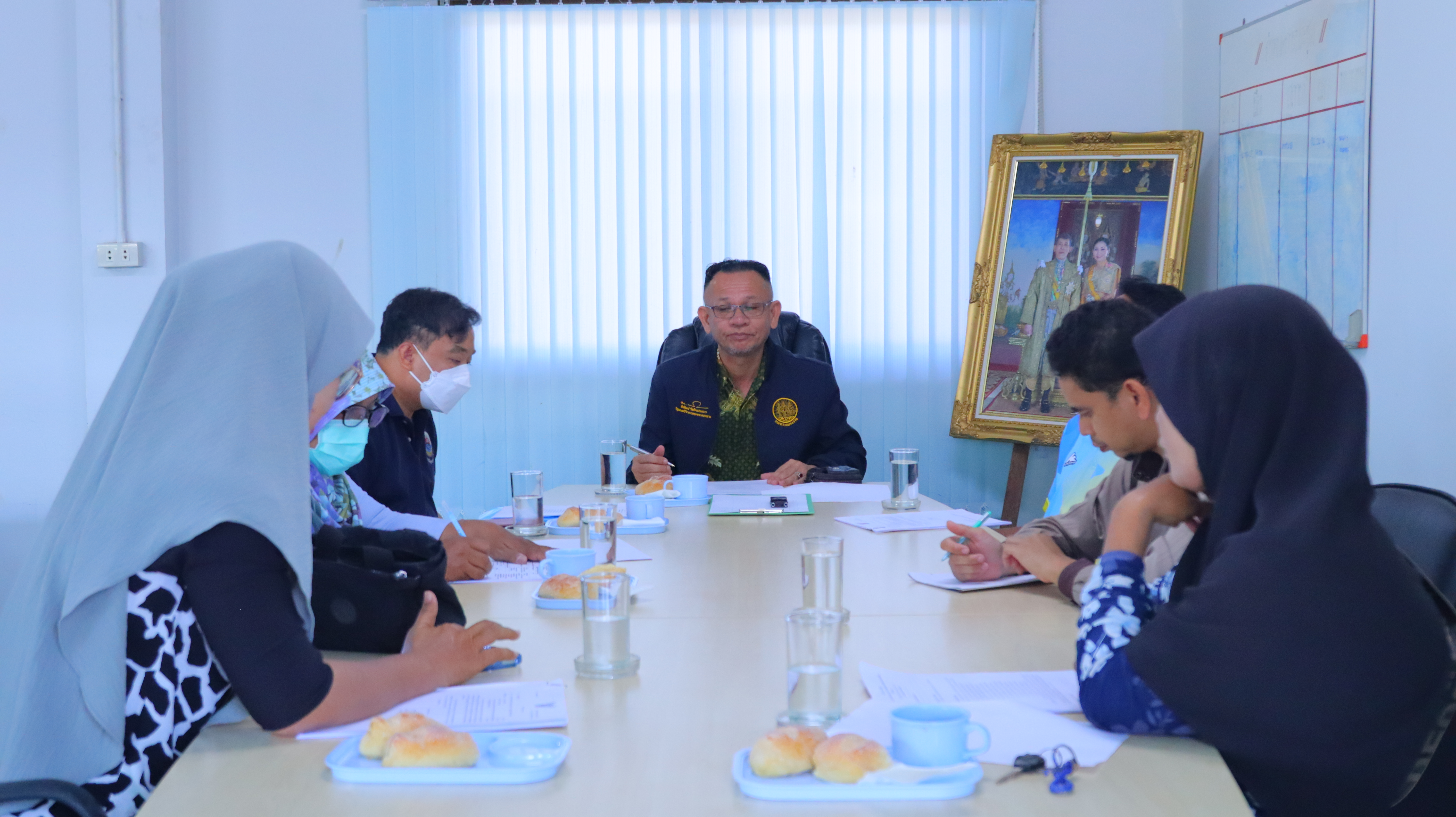 ประชุมคณะอนุกรรมการสนับสนุนการจัดบริการดูแลระยะยาวสำหรับผู้สูงอายุที่มีภาวะพึ่งพิง
          31 มกราคม 2568 เวลา 10.00 น. ณ ห้องประชุมอาคารเทศบาลตำบลเจ๊ะบิลัง(อาคารชั่วคราว) นายอับดุลวาริส บิลังโหลด นายกเทศมนตรีตำบลเจ๊ะบิลัง พร้อมด้วยคณะอนุกรรมการสนับสนุนการจัดบริการดูแลระยะยาวสำหรับผู้สูงอายุที่มีภาวะพึ่งพิง เข้าร่วมประชุม โดยมีวาระการประชุมเรื่อง เพื่อพิจารณาอนุมัติโครงการและค่าใช้จ่ายตามแผนการดูแลรายบุคคล(Crae Plan)จำนวน 14 ราย, ค่าตอบแทนผู้จัดการระบบการดูแลระยะยาวด้านสาธารณสุข เพื่อประเมินความสามารถในการ
ดำเนินชีวิตประจำวันตามตามดัชนีบาร์เธอเอดีแอล (Barthel ADL index) ก่อนให้บริการ รายละ 50 บาท 1 ครั้งปี, ค่าตอบแทนผู้จัดการระบบการดูแลระยะยาวด้านสาธารณสุข เพื่อจัดทำแผนการดูแลรายบุคคล
เสนอต่อคณะอนุกรรมการสนับสนุนการจัดบริการดูแลระยะยาวสำหรับผู้ที่มีภาวะพึ่งพึ่งพิงพิจารณาสนับสนุนงบบริการ
สาธารณสุขสำหรับผู้ที่มีภาวะพึ่งพึ่งพิง ตามสิทธิประโยชน์ รายละ 100 บาท ครั้ง/ปี