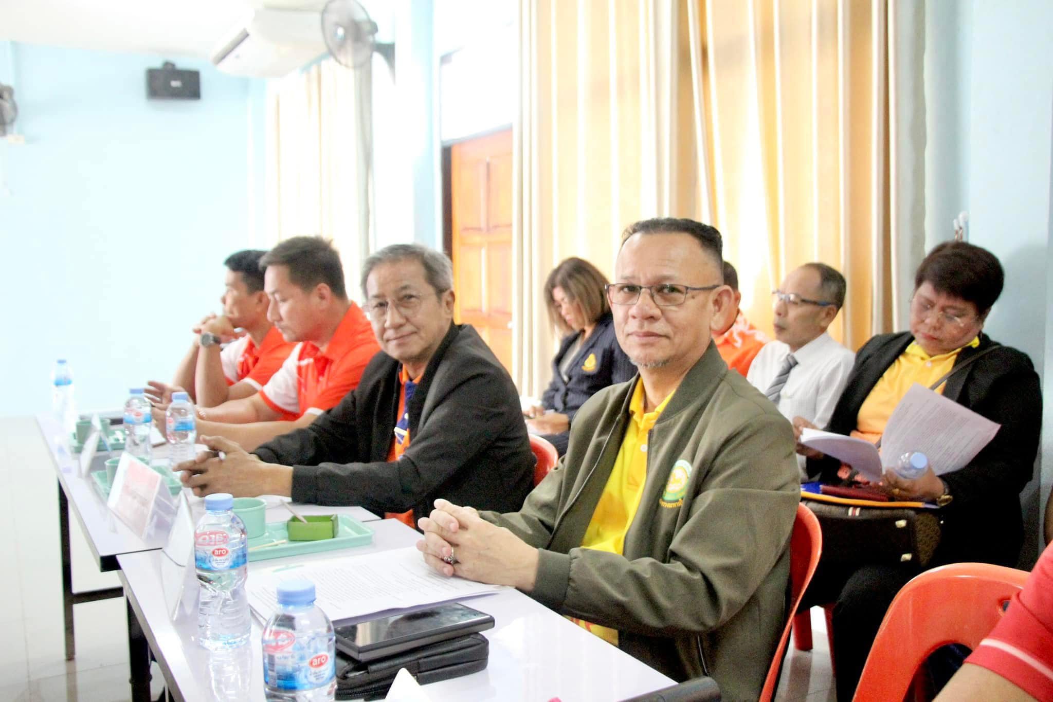 เทศบาลตำบลเจ๊ะบิลัง เข้าร่วมการประชุมหัวหน้าส่วนราชการประจำอำเภอเมืองสตูล และคณะกรรมการบริหารงานอำเภอแบบบูรณาการ ประจำเดือนกุมภาพันธ์ 2568
      5 กุมภาพันธ์ 2568 เวลา 09.30 น. ณ ศูนย์พัฒนาคุณภาพชีวิตและส่งเสริมอาชีพผู้สูงอายุเทศบาลตำบลคลองขุด อำเภอเมืองสตูล จังหวัดสตูล นายอับดุลวาริส บิลังโหลด นายกเทศมนตรีตำบลเจ๊ะบิลัง เข้าร่วมการประชุมโดยมี นายมานิตย์ บริพันธ์ นายอำเภอเมืองสตูล เนื่องในโอกาสเป็นประธานการประชุมหัวหน้าส่วนราชการประจำอำเภอเมืองสตูล และคณะกรรมการบริหารงานอำเภอแบบบูรณาการ ครั้งที่ 2/2568 ประจำเดือนกุมภาพันธ์ 2568 ซึ่งจัดในรูปแบบการประชุมสัญจร โดยมีหัวหน้าส่วนราชการประจำอำเภอเมืองสตูล ส่วนราชการ องค์กรปกครองส่วนท้องถิ่นเขตพื้นที่อำเภอเมืองสตูล และเจ้าหน้าที่ฝ่ายที่เกี่ยวข้องเข้าร่วมการประชุม
  วาระการประชุมประกอบด้วย กิจกรรมการรณรงค์โครงการทูบีนัมเบอร์วัน เพื่อเตรียมความพร้อมในการเข้าประกวดโครงการ To Be Number One ประจำปี 2568 VTR แนะนำเทศบาลตำบลคลองขุด ประชาสัมพันธ์แจ้งการย้ายเข้ามาปฏิบัติหน้าที่ของส่วนราชการสังกัดอำเภอเมืองสตูล   นายอำเภอเมืองสตูล ขอบคุณส่วนราชการทุกภาคส่วนที่ร่วมกิจกรรมจิตอาสาฯ เราทำความ “ดี” ด้วยหัวใจ พัฒนาสถานที่สาธารณะ ซึ่งที่ผ่านมาจัดกันบริเวณสวนสาธารณะเทศบาลตำบลฉลุง อำเภอเมืองสตูล จังหวัดสตูล  จากนั้นจึงได้มีการประชุมหารือข้าราชการคณะกรรมการบริหารงานอำเภอแบบบูรณาการหน่วยงานต่างๆในสังกัดอำเภอเมืองสตูล และการรายงานผลการปฏิบัติงานของทุกๆหน่วยงาน  โดยเทศบาลตำบลเจ๊ะบิลัง จะนำข้อมูลที่ได้จากการประชุม มาพัฒนาปรับปรุง เพื่อให้สามารถปฏิบัติงาน ตอบสนองต่อความต้องการของพี่น้องประชาชน ตามอำนาจหน้าที่ต่อไป
ขอบคุณข้อมูล/ภาพ : ประชาสัมพันธ์ ทต.คลองขุด
งานประชาสัมพันธ์ เทศบาลตำบลเจ๊ะบิลัง✨
5 ก.พ. 68