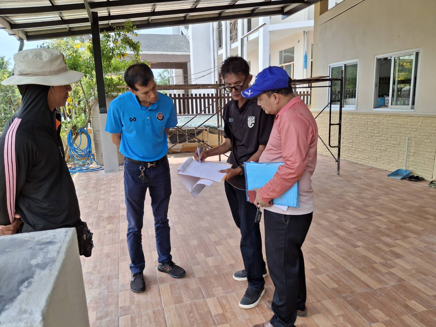 กองช่างลงพื้นที่ตรวจสอบแนวเขตการใช้อาคารของ รพ.สต.เจ๊ะบิลังในเขตที่ดินของ ทต.เจ๊ะบิลังโดยมี ผช.สาธารณะสุขอำเภอ ผอ.สต.เจ๊ะบิลัง