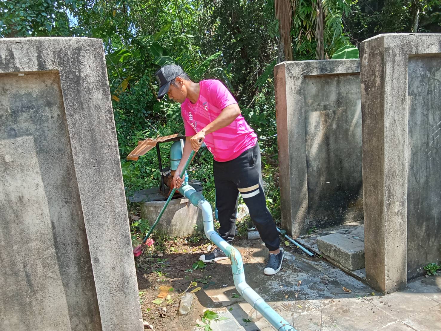 งานป้องกันบรรเทาสาธารณภัย เทศบาลตำบลเจ๊ะบิลัง ลงพื้นที่ส่งน้ำอุปโภค-บริโภค พร้อมขับเคลื่อนนโยบายตำบลสะอาด ดำเนินการฉีดล้างทำความสะอาดถนน
 วันที่ 14 กุมภาพันธ์ 2568 นายอับดุลวาริส บิลังโหลด นายกเทศมนตรีตำบลเจ๊ะบิลัง มอบหมายให้ งานป้องกันและบรรเทาสาธารณภัย โดยพนักงานลงพื้นที่ ดำเนินการฉีดล้างทำความสะอาด เพื่อขับเคลื่อนนโยบายตำบลสะอาดและลดฝุ่น อีกทั้งได้ส่งน้ำอุปโภค-บริโภค ให้กับพี่น้องในพื้นที่ เพื่อบรรเทาความเดือนร้อนในช่วงหน้าแล้ง
    ประชาสัมพันธ์งดเผาไฟทุกกรณีในช่วงหน้าแล้ง แก้ไฟป่า หมอกควัน ฝุ่น PM2.5 ตามหนังสือสั่งการให้ทุกจังหวัด จัดกิจกรรม Kick Off เคาะประตูบ้าน “ห้ามเผา” เพื่อเป็นการประกาศเจตนารมณ์
.