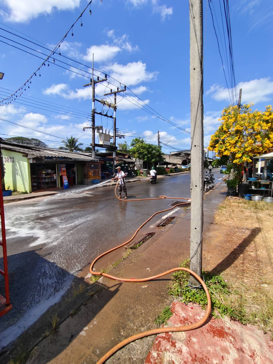 งานป้องกันบรรเทาสาธารณภัย เทศบาลตำบลเจ๊ะบิลัง ลงพื้นที่ขับเคลื่อนนโยบายตำบลสะอาด ดำเนินการฉีดล้างทำความสะอาดถนนสายหลัก ชุมชนบ่อหลวง
 วันที่ 19 กุมภาพันธ์ 2568 นายอับดุลวาริส บิลังโหลด นายกเทศมนตรีตำบลเจ๊ะบิลัง มอบหมายให้ งานป้องกันและบรรเทาสาธารณภัย โดยพนักงานลงพื้นที่ขับเคลื่อนนโยบายตำบลสะอาด ดำเนินการฉีดล้างทำความสะอาดสายสายหลัก ชุมชนบ่อหลวง เพื่อลดปัญหาเรื่องฝุ่นละออง และให้เกิดความสะอาด ความเป็นระเบียบเรียบร้อย
.