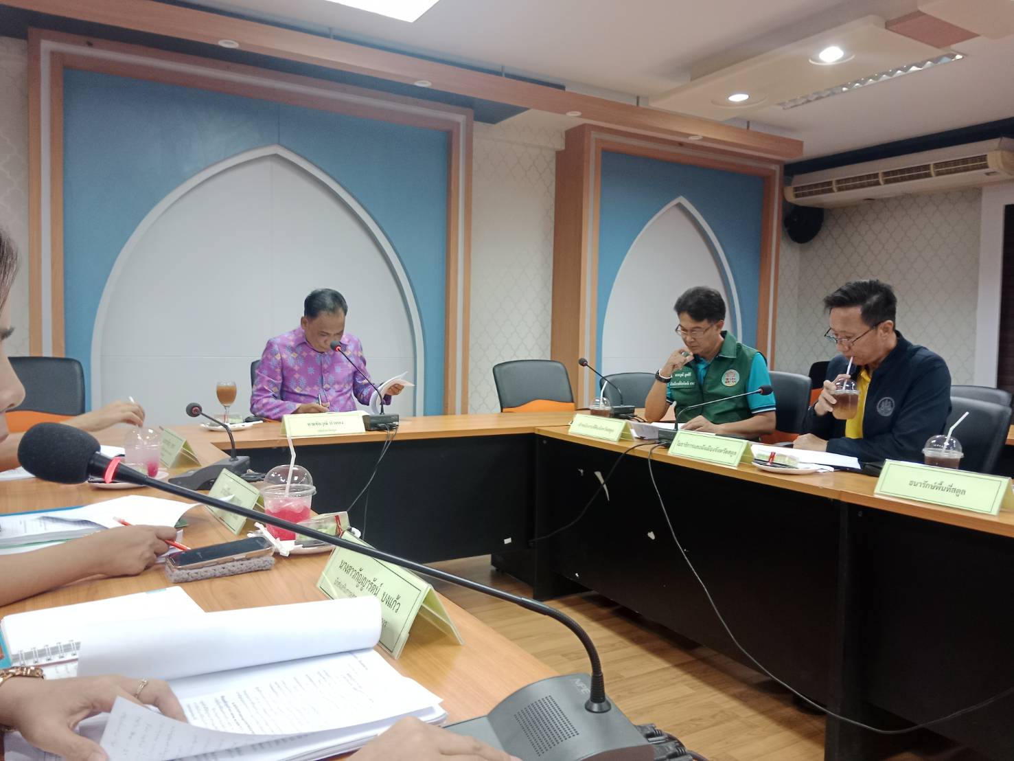 เทศบาลตำบลเจ๊ะบิลัง เข้าร่วมการประชุมคณะกรรมการภาษีที่ดินและสิ่งปลูกสร้าง ประจำจังหวัดสตูลครั้งที่ 1/2568
        19 กุมภาพันธ์ 2568 ที่ห้องประชุมชั้น 2 อาคารองค์การบริหารส่วนจังหวัดสตูล ตำบลคลองขุด อำเภอเมืองสตูล จังหวัดสตูล นายสมาน ระสา รองนายกเทศมนตรีตำบลเจ๊ะบิลัง รักษาราชการแทน นายกเทศมนตรีตำบลเจ๊ะบิลัง เข้าร่วมการประชุมคณะกรรมการภาษีที่ดินและสิ่งปลูกสร้างประจำจังหวัดสตูล ครั้งที่ 1/2568 โดยมี นายชัยวุฒิ บัวทอง ปลัดจังหวัดสตูล เป็นประธานการประชุม ซึ่งการประชุมจัดโดยสำนักงานส่งเสริมการปกครองส่วนท้องถิ่นจังหวัดสตูล มีหน่วยงานภาครัฐที่เกี่ยวข้อง องค์กรปกครองส่วนท้องถิ่นในพื้นที่ เข้าร่วมการประชุม
         สำหรับการประชุมสืบเนื่องจากกระทรวงมหาดไทย โดยรัฐมนตรีว่าการกระทรวงมหาดไทย เห็นชอบให้มีการขยายกำหนดเวลาการดำเนินการของผู้มีหน้าที่ที่ต้องปฏิบัติตามในพระราชบัญญัติภาษีที่ดินและสิ่งปลูกสร้าง พ.ศ.2562 เฉพาะการจัดเก็บภาษีที่ดินและสิ่งปลูกสร้าง ประจำปี พ.ศ.2568 เป็นการทั่วไปออกไปอีก 2 เดือน โดยทั้งนี้ทางจังหวัดสตูล จึงได้จัดการประชุมเพื่อให้ หน่วยงานภาครัฐ เทศบาล และองค์กรปกครองส่วนท้องถิ่นทราบ และถือปฏิบัติ  และเพื่อเป็นการซักซ้อมทำความเข้าใจในขั้นตอนการจัดเก็บภาษีที่ดินและสิ่งปลูกสร้าง ประจำปี พ.ศ.2568 อีกทั้งเพื่อการประชาสัมพันธ์การให้ความรู้แก่ประชาชน ให้มีความรู้ความเข้าใจที่ถูกต้องเกี่ยวกับการจัดเก็บภาษีที่ดินและสิ่งปลูกสร้าง และประโยชน์ที่ประชาชนจะได้รับจากการชำระภาษี และหากว่าองค์กรปกครองส่วนท้องถิ่นใดที่ยังสำรวจข้อมูลที่ดินและสิ่งปลูกสร้างไม่ครบถ้วน ให้เร่งรัดการสำรวจรายการที่ดินและสิ่งปลูกสร้าง เพื่อนำมาจัดทำเป็นประกาศ และแจ้งให้ประชาชนตรวจสอบ และการดำเนินงานอื่นๆที่เกี่ยวข้องให้แล้วเสร็จภายในกรอบระยะเวลาที่กำหนด และการติดตามการดำเนินงานวาระอื่นๆที่เกี่ยวข้อง เพื่อให้หน่วยงาน และองค์กรปกครองส่วนท้องถิ่น ที่เข้าร่วมการประชุม ได้ดำเนินการอย่างถูกต้อง และเป็นไปตามระเบียบของกระทรวงมหาดไทยต่อไป
.