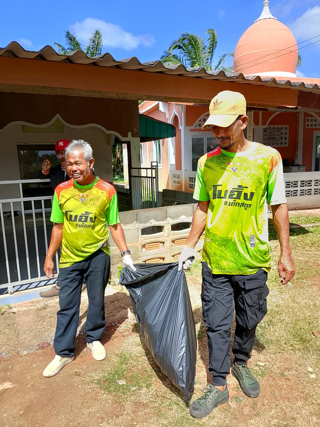 Big Cleaning Day By.อถล. ครั้งที่ 5〽️♻️🌿
วันพุธที่ 26 กุมภาพันธ์ 2568 เวลา 09.30 น. เทศบาลตำบลเจ๊ะบิลัง จัดกิจกรรมเดินเก็บขยะ บริเวณถนนสองข้างทาง พร้อมแจกทรายอะเบตท์ ป้องกันการเกิดลูกน้ำยุงลาย โดยมีคณะผู้บริหาร สมาชิกสภาเทศบาล พนักงาน เจ้าหน้าที่เทศบาล เจ้าหน้าที่ รพสต.เจ๊ะบิลัง พร้อมด้วย อาสาสมัครท้องถิ่นรักษ์โลก หมู่ที่2 ประมาณ 100 คน โดยเก็บขยะเริ่มต้นจากท่าเรือ อบจ. จนถึง ชุมชนบ้านนา