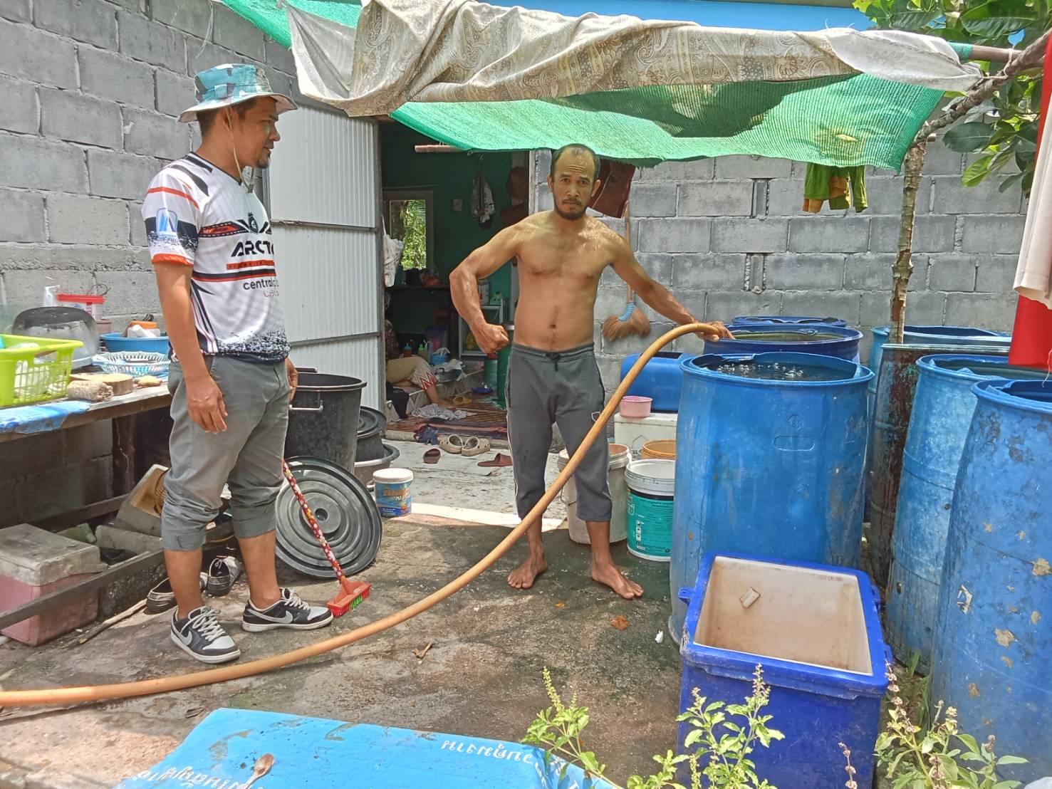 งานป้องกันฯ สำนักปลัดเทศบาลตำบลเจ๊ะบิลัง ลงพื้นที่บริการส่งน้ำใช้ เพื่อบรรเทาความเดือดร้อนให้กับประชาชนในพื้นที่
.
       21 มีนาคม 2568  นำโดยนายอับดุลวาริส บิลังโหลด นายกเทศมนตรีตำบลเจ๊ะบิลัง มอบหมายให้งานป้องกันบรรเทาสาธารณภัย สำนักปลัดเทศบาลฯ ลงพื้นที่ออกบริการส่งน้ำใช้ให้ประชาชนในพื้นที่ชุมชนบ้านใหม่ และชุมชนบ้านนา
       ตามหนังสือคำร้องขอน้ำใช้ ดังกล่าวโดยทันที เพื่อบรรเทาความเดือดร้อนของประชาชนในพื้นที่ต่อไป
      สามารถแจ้งปัญหาเรื่องระบบบริการสาธารณะ หรือเรื่องราวต่างๆได้ที่ สมาชิกสภาเทศบาล ผู้นำชุมชน หรือ แจ้งที่ สำนักงานเทศบาลเทศบาลตำบลเจ๊ะบิลัง ในวันและเวลาราชการ หรือโทร 074-772618 
________________________