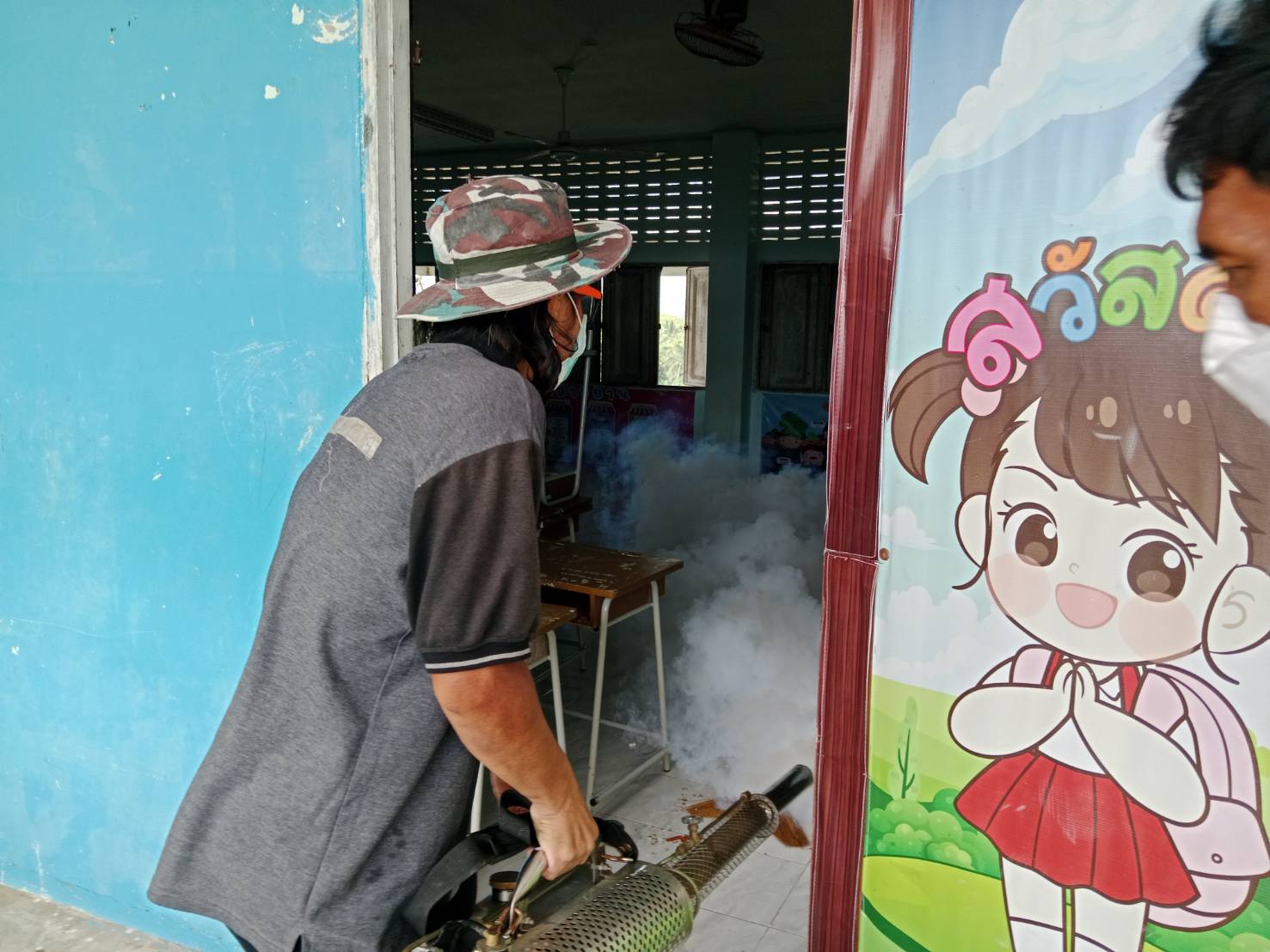 กองสาธารณสุขและสิ่งแวดล้อม ทต.เจ๊ะบิลัง ลงพื้นที่ตามแผนปฎิบัติการและคำร้องทั่วไป  ฉีดพ่นหมอกควัน 📢
วันนี้  14 พ.ค. 2568 เวลา 14.00 น. กองสาธารณสุขและสิ่งแวดล้อม ได้ลงพื้นที่ ตามแผนปฎิบัติการและคำร้องทั่วไป  ฉีดพ่นหมอกควัน เพื่อป้องกันการระบาดของโรคไข้เลือดออกในพื้นที่และเตรียมความพร้อมก่อนเปิดภาคเรียน ณ โรงเรียนบ้านเจ๊ะบิลัง และโรงเรียนมำมาอูลอูลูม 
👉กดติดตามเพจเทศบาลตำบลเจ๊ะบิลัง ทต.เจ๊ะบิลัง จังหวัดสตูล/ งานประชาสัมพันธ์ เทศบาลตำบลเจ๊ะบิลัง เพื่อท่านจะได้รับรู้ข่าวสารของเทศบาลตำบลเจ๊ะบิลัง ได้อย่างรวดเร็วและทันต่อเหตุการณ์