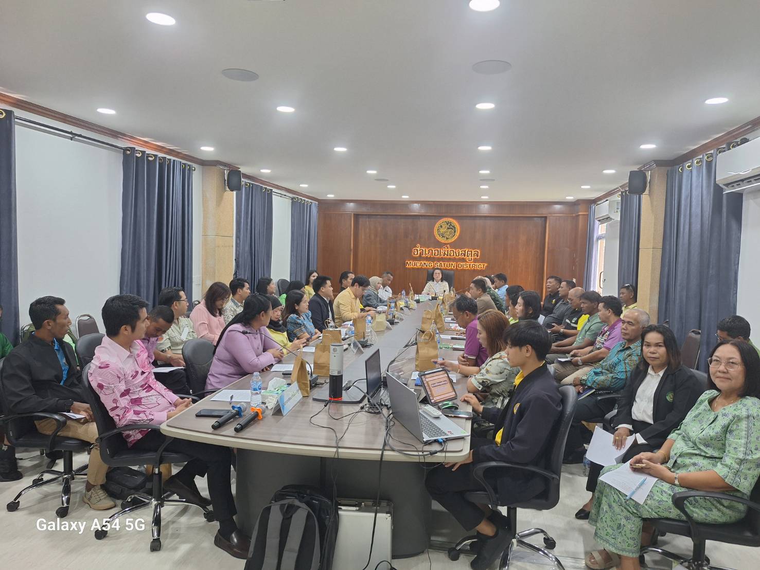 🌼ทต.เจ๊ะบิลัง เข้าร่วมประชุมหัวหน้าส่วนราชการประจำอำเภอเมืองสตูล และคณะกรรมการบริหารงานอำเภอแบบบูรณาการ (ก.บ.อ.) ครั้งที่ 5/2568🌼
📍วันที่ (7 พฤษภาคม 2568) ห้องประชุมชั้น 1 อาคารกองร้อยอาสารักษาดินแดนอำเภอเมืองสตูล จังหวัดสตูล ผู้อำนวยการกองสาธารณสุขฯ รักษาราชการแทน ปลัดเทศบาลตำบลเจ๊ะบิลัง ปฏิบัติหน้าที่นายกเทศมนตรีตำบลเจ๊ะบิลัง มอบหมายให้ นางสาวเรณู เพ็ชรแก้ว ผู้อำนวยการกองคลัง เข้าร่วมประชุมหัวหน้าส่วนราชการประจำอำเภอเมืองสตูล และคณะกรรมการบริหารงานอำเภอแบบบูรณาการ (ก.บ.อ.) ครั้งที่ 5/2568 โดยมีนางสาวสุขุมาลย์ วิริโยธิน ปลัดอำเภอหัวหน้ากลุ่มงานบริหารงานปกครอง รักษาราชการแทนนายอำเภอเมืองสตูล เป็นประธานการประชุมฯ โดยมีข้อราชการแจ้งให้ส่วนราชการ ได้ทราบและถือปฏิบัติ พร้อมรับฟังรายงานการปฏิบัติงานของหน่วยงานต่างๆ และกำชับห้ามมิให้ข้าราชการ เจ้าหน้าที่ และบุคลากรในสังกัดเข้าไปเกี่ยวข้องกับบุหรี่ไฟฟ้า พร้อมกันนี้ได้ประชาสัมพันธ์และเชิญชวนเสนอชื่อบุคคลเพื่อเข้ารับการคัดเลือกลูกที่มีความกตัญญูกตเวทีอย่างสูงต่อแม่ เนื่องในโอกาสวันแม่แห่งชาติ ประจำปี 2568
งานประชาสัมพันธ์ เทศบาลตำบลเจ๊ะบิลัง
7 พ.ค. 68