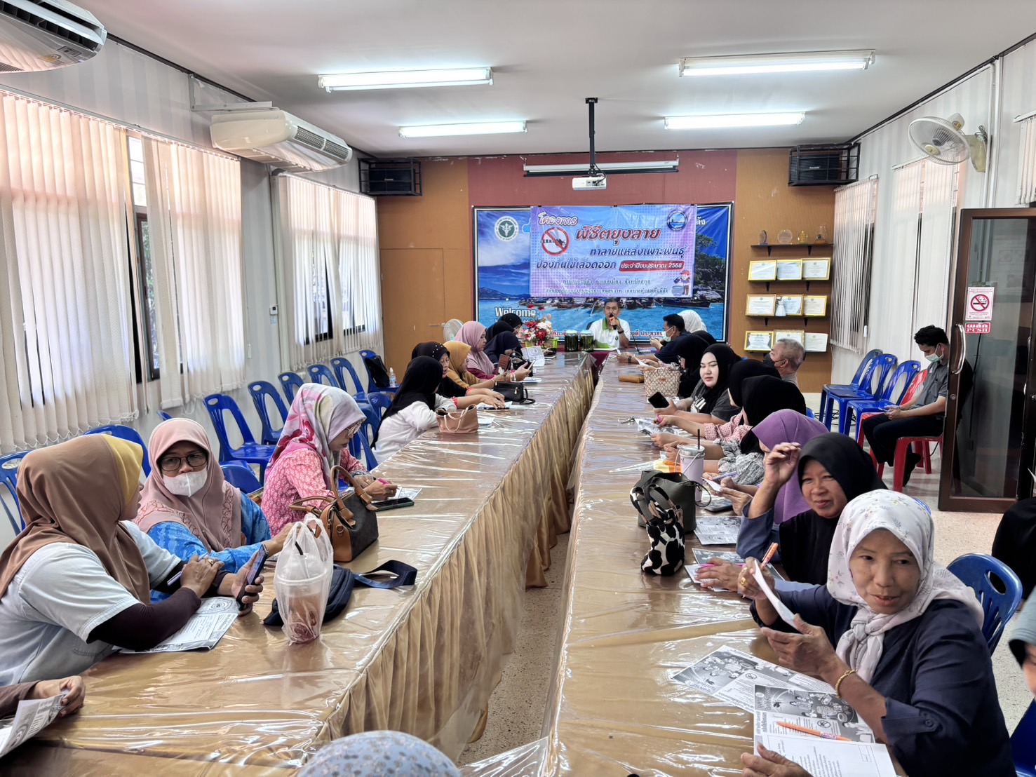 โครงการพิชิตยุงร้าย ทำลายแหล่งเพาะพันธุ์ ป้องกันไข้เลือดออก 
เมื่อวันที่ 25 กรกฎาคม 2568 นายยาหยา หลังจิ นายกเทศมนตรีตำบลเจ๊ะบิลัง มอบหมาย นายริดูวัน ลิเก รองนายกเทศมนตรีตำบลเจ๊ะบิลัง เป็นประธานเปิดพิธี โครงการพิชิตยุงร้าย ทำลายแหล่งเพาะพันธุ์ ป้องกันไข้เลือดออก  โดยมีวัตถุประสงค์ ให้ประชาชนได้รับการถ่ายทอดความรู้การเสริมสร้างความรู้ สร้างเสริมสุขภาพ ป้องกันโรค และลดความเสี่ยงการเกิดโรค ประชาชนมีความตระหนักในการควบคุมป้องกันโรคติดต่อด้วยโรคไข้เลือด ออก มีภาคีเครือข่ายในการควบคุมป้องกันโรคติดต่อด้วยโรคไข้เลือดออก ในชุมชนลดอัตราป่วยด้วยโรคไข้เลือดออก และลดอัตราการแพร่โรคไข้เลือดออกในสถานศึกษาและชุมชนได้ โดยมีกิจกรรม
 1.ให้ความรู้เรื่องโรคไข้เลือดออก เน้นหนักเรื่องการควบคุมทำลายแหล่งเพาะพันธุ์ยุงลายทั้งทางกายภาพ,ชีวภาพและเคมี
2. รณรงค์ทำลายแหล่งเพาะพันธุ์ยุงลายและสำรวจภาชนะเสี่ยงต่างๆและปรับปรุงสิ่งแวดล้อมทางกายภาพในชุมชน โดยอาสาสมัครสาธารณสุข นักเรียน และทีม SRR
       ภายใต้การสนับสนุนงบประมาณ โดยกองทุนหลักประกันสุขภาพแห่งชาติเทศบาลตำบลเจ๊ะบิลัง (สปสช.)