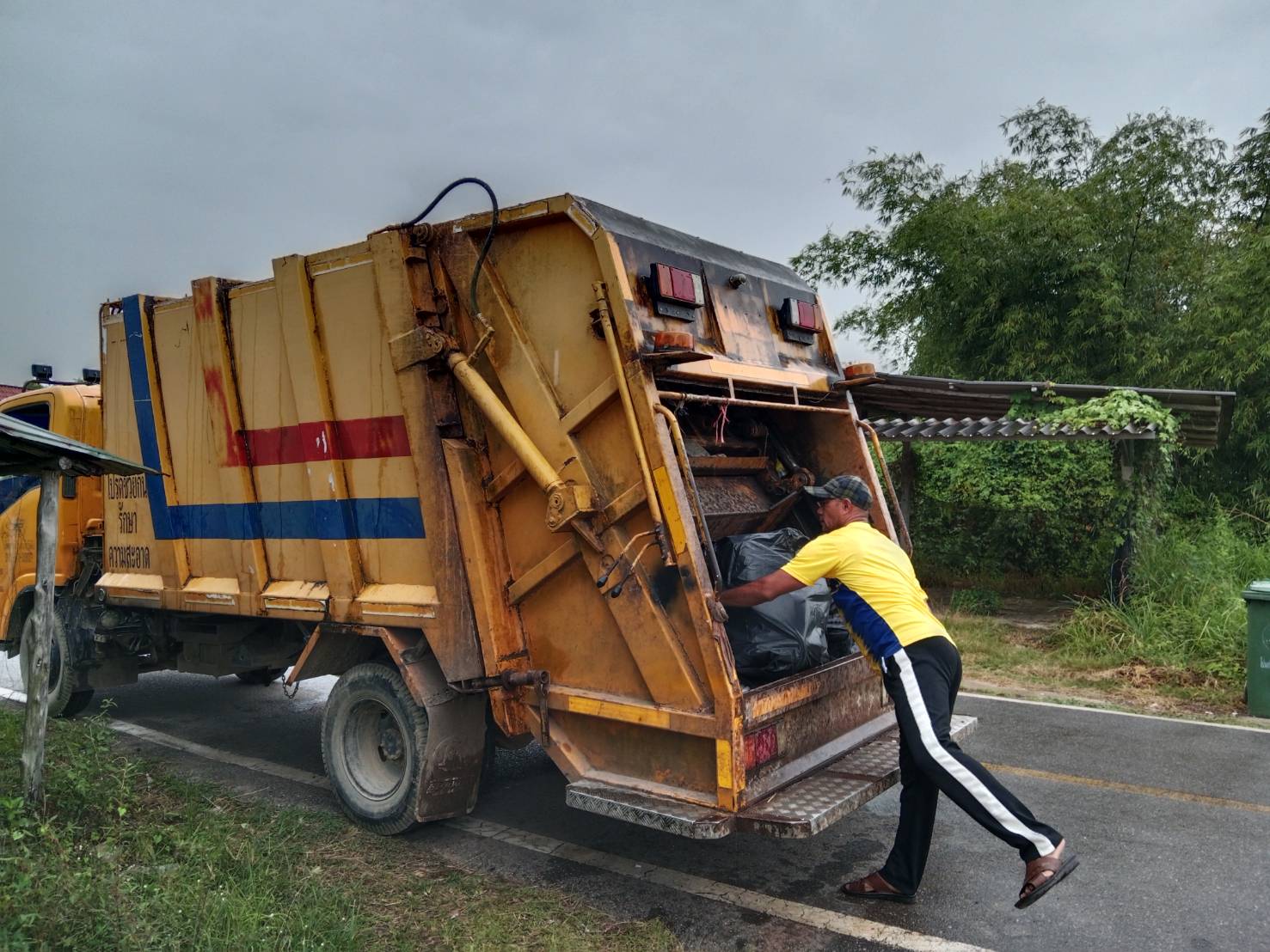 กองสาธารณสุขและสิ่งแวดล้อม ได้นำส่งของเสียอันตรายชุมชน หรือขยะอันตราย ที่เก็บรวบรวมได้ในชุมชน ส่งไปยัง อบจ.สตูล เพื่อส่งไปกำจัดตามหลักวิชาการต่อไป
