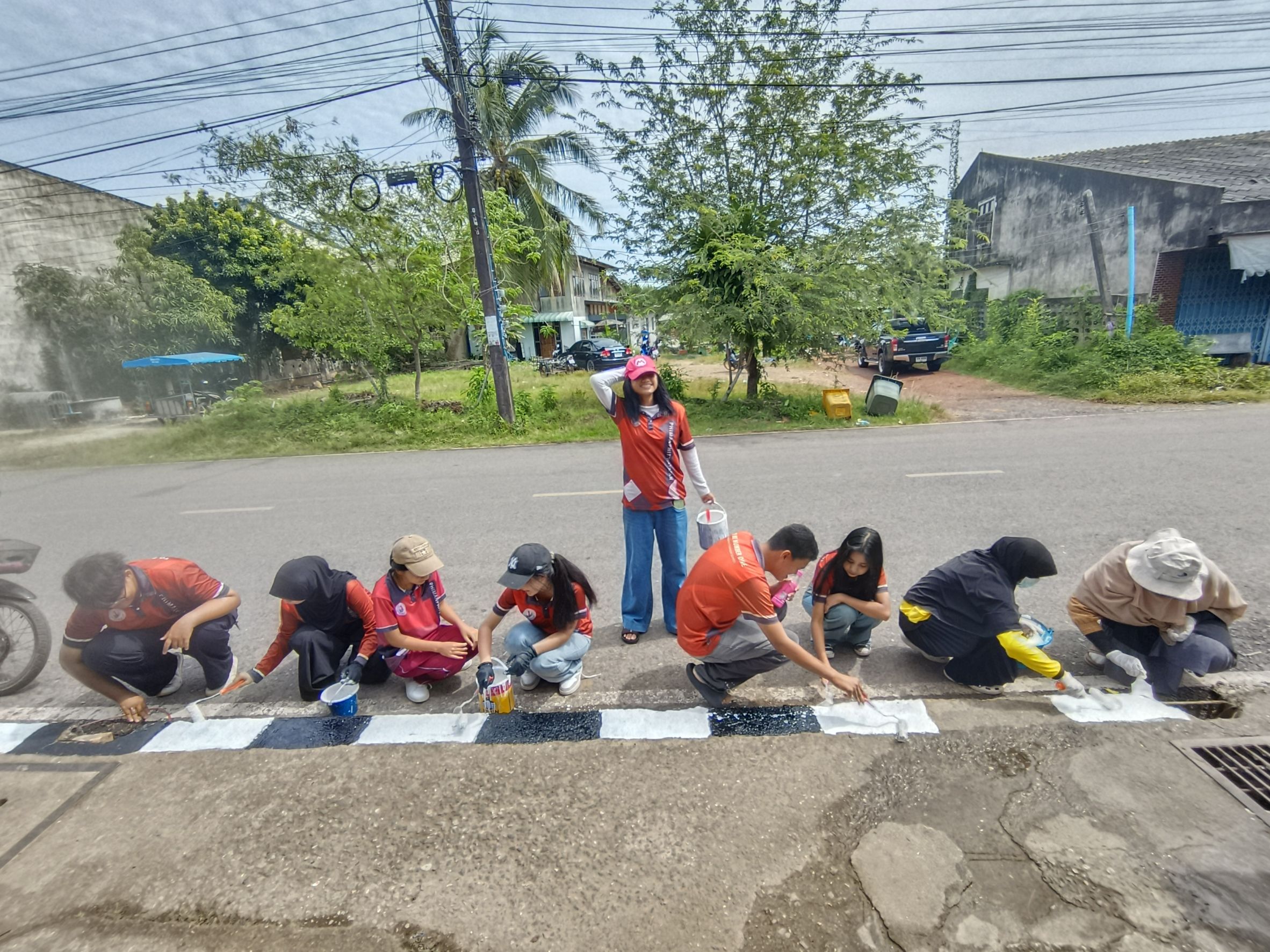 เทศบาลตำบลเจ๊ะบิลัง  ทาสีฟุตบาท เพื่อเพิ่มความชัดเจนและปลอดภัยในการสัญจร