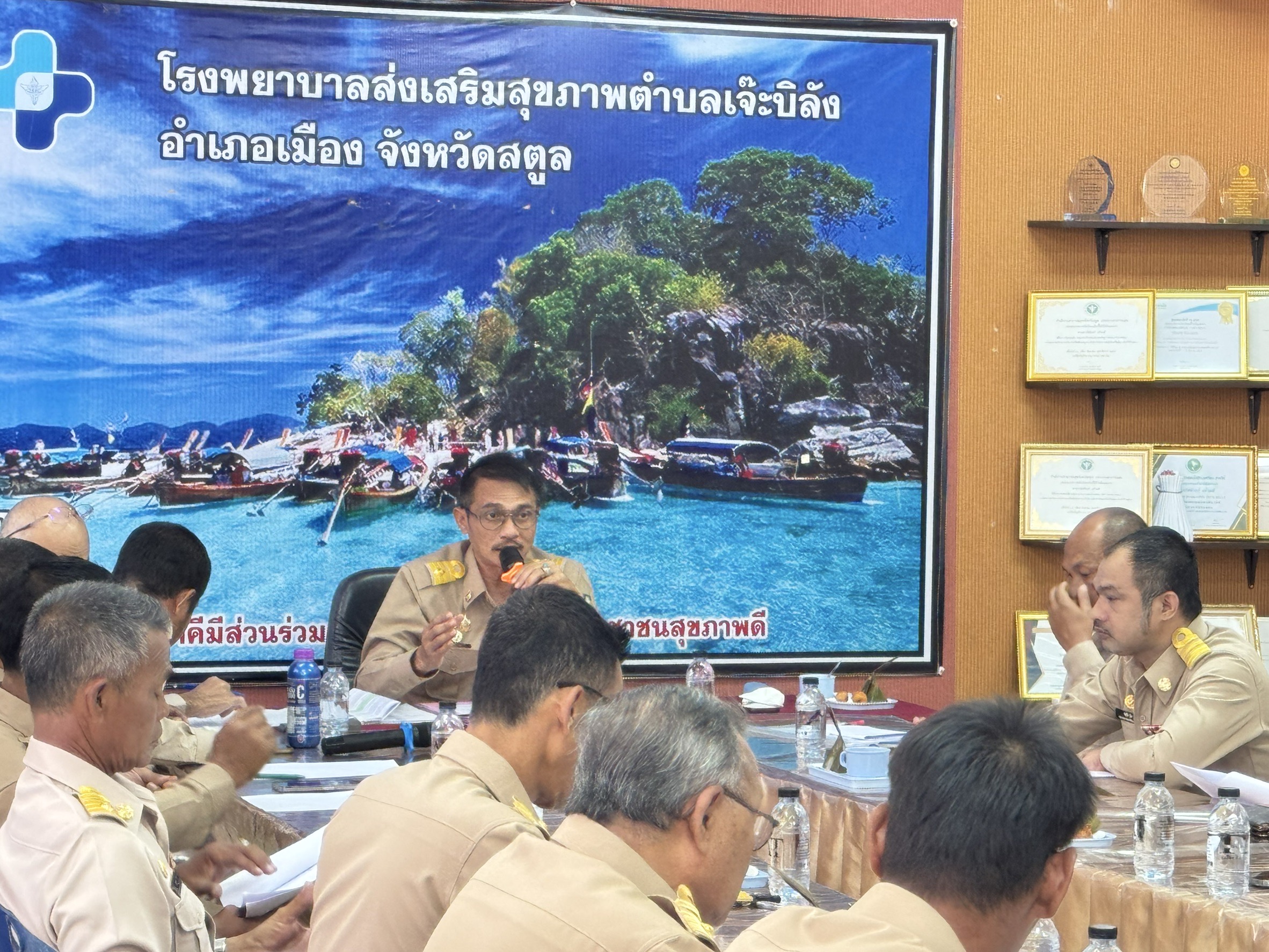 " เทศบาลตำบลเจ๊ะบิลัง จัดประชุมสภาเทศบาลตำบลเจ๊ะบิลัง สมัยสามัญ สมัยที่3 ครั้งที่ 3 ประจำปี 2568 "
🐬ในวันศุกร์ ที่ 29 สิงหาคม 2568 เวลา 09.30 น. 
เทศบาลตำบลเจ๊ะบิลัง นำโดย นายเฉลิม อำมาตี ประธานสภาเทศบาลตำบลเจ๊ะบิลัง พร้อมด้วย  รองนายกเทศมนตรีตำบลเจ๊ะบิลัง, เลขานุการนายกเทศมนตรี, รองประธานสภาเทศบาล, สมาชิกสภาเทศบาล ทั้ง 2 เขต, รก.ปลัดเทศบาล, หัวหน้าสำนักปลัด/ผู้อำนวยการกอง พนักงานเทศบาลและเจ้าหน้าที่ที่เกี่ยวข้อง เข้าร่วมประชุมสภาเทศบาลฯ ในครั้งนี้
.
ณ โรงพยาบาลส่งเสริมสุขภาพเทศบาลตำบลเจ๊ะบิลัง
ภาพ/ข่าว : ประชาสัมพันธ์เทศบาลตำบลเจ๊ะบิลัง