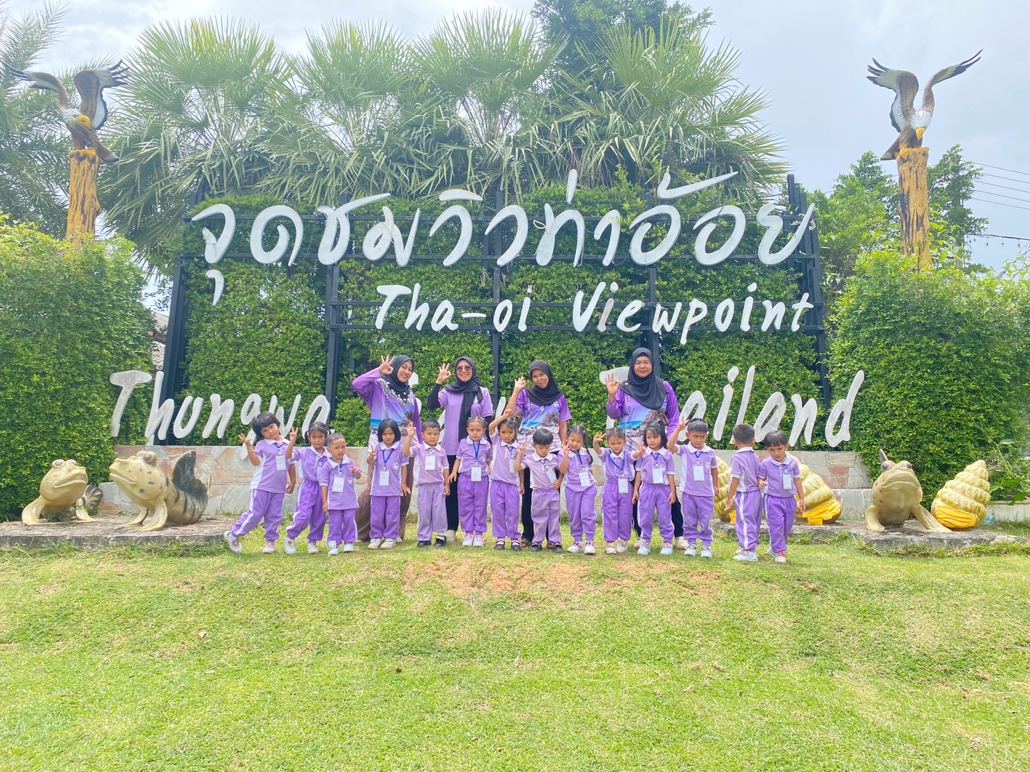(กิจกรรมพัฒนาผู้เรียน) ณ พิพิธภัณฑ์ช้างดึกดำบรรพ์และศูนย์แหล่งเรียนรู้สวนข้องหม้อข้าวหม้อแกงลิง ต.ทุ่งหว้า อ.ทุ่งหว้า จ.สตูล
วันพฤหัสบดีที่ 28 สิงหาคม 68 ศูนย์พัฒนาเด็กเล็กเทศบาลตำบลเจ๊ะบิลัง จัดโครงการสนับสนุนค่าใช้จ่ายสถานศึกษา ณ พิพิธภัณฑ์ช้างดึกดำบรรพ์และศูนย์แหล่งเรียนรู้สวนข้องหม้อข้าวหม้อแกงลิง ต.ทุ่งหว้า อ.ทุ่งหว้า จ.สตูล โดยก่อนออกเดินทาง นายอับดลรอเช็ด รอเหมมัน รองนายกเทศมนตรีตำบลเจ๊ะบิลัง ได้เดินทางมาให้ขวัญและกำลังใจเด็กๆด้วย 🥰😘
.