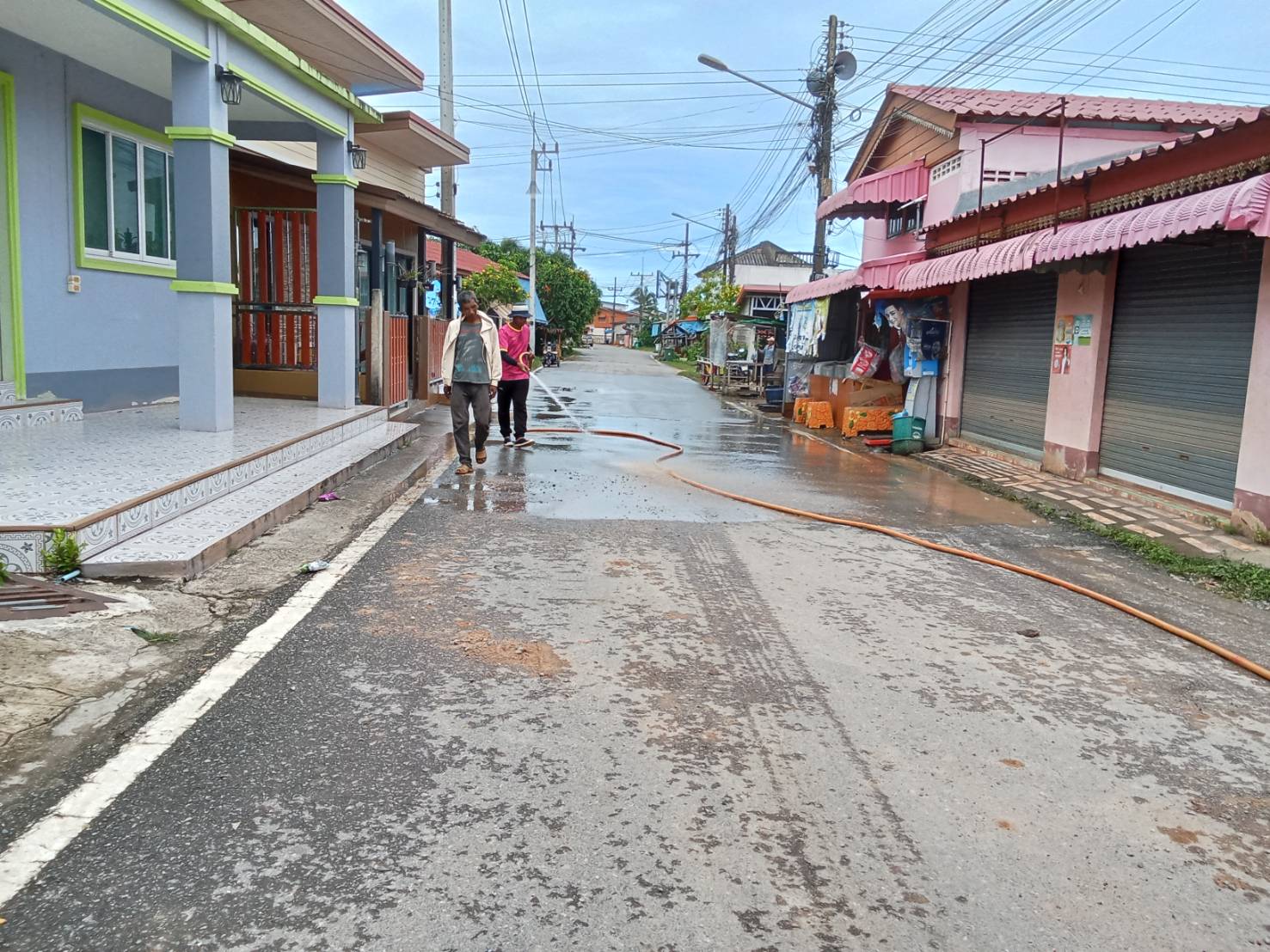 งานป้องกันและบรรเทาสาธารณภัย ดำเนินการฉีดล้างถนนสายชุมชนประมงและชุมชนบ้านนา