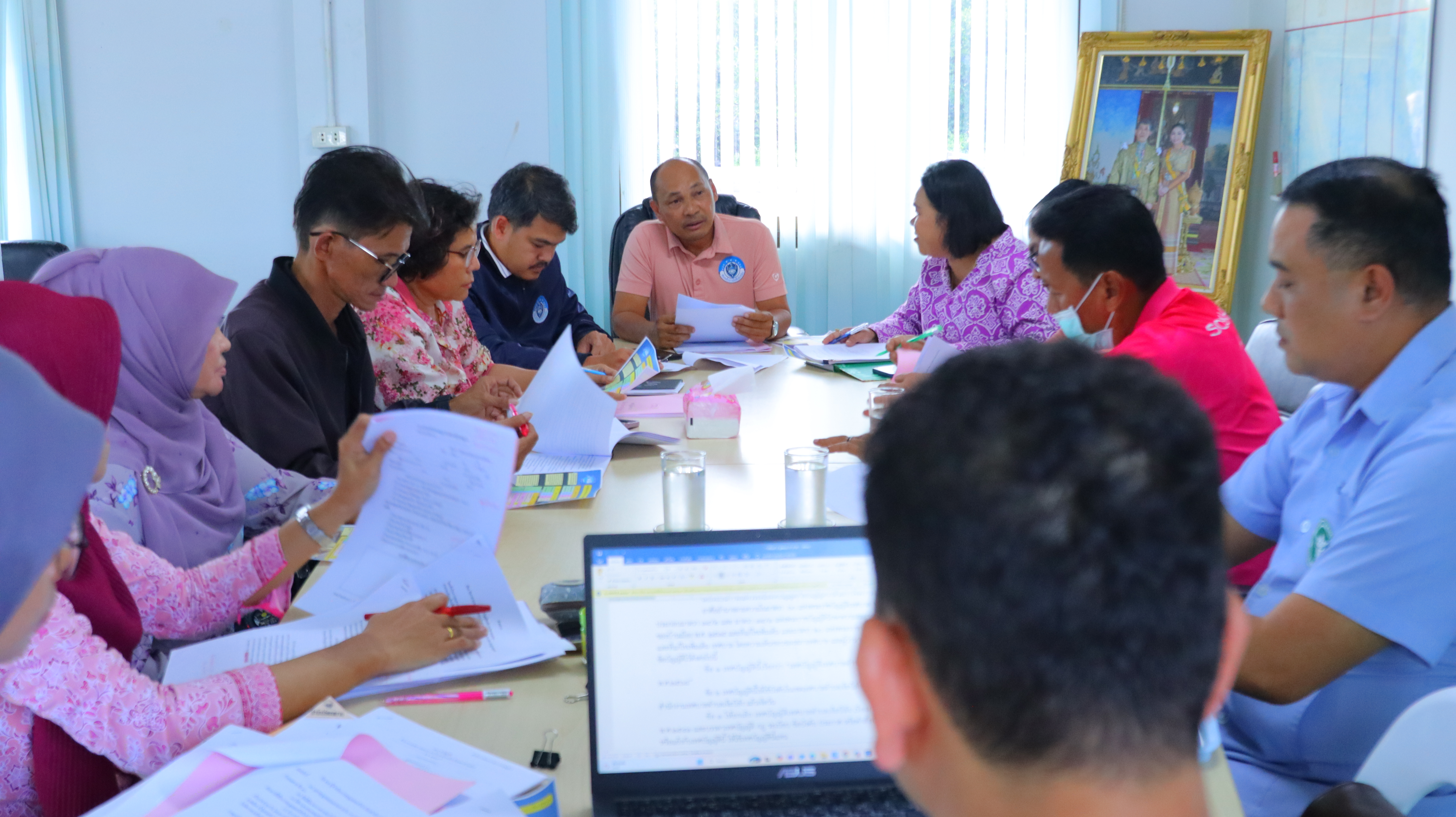 🛡การประชุมยกร่างเทศบัญญัติ เรื่อง การจัดการสิ่งปฏิกูล และเทศบัญญัติ เรื่อง การจัดการมูลฝอยทั่วไป
       วันนี้ 16 กันยายน 2568 นายยาหยา หลังจิ นายกเทศมนตรีตำบลเจ๊ะบิลัง มอบหมาย นายอับดลรอเช็ด รอเหมมัน รองนายกเทศมนตรีตำบลเจ๊ะบิลัง เป็นประธานการประชุมยกร่างเทศบัญญัติ เรื่อง การจัดการสิ่งปฏิกูล และเทศบัญญัติ เรื่อง การจัดการมูลฝอยทั่วไป โดยมีคณะกรรมการยกร่างเทศบัญญัติ เรื่อง การจัดการสิ่งปฏิกูล และเทศบัญญัติ เรื่อง การจัดการมูลฝอยทั่วไป  ได้ประชุมยกร่างเทศบัญญัติดังกล่าว เพื่อให้เหมาะสมและสอดคล้องกับสภาวะการปัจจุบัน 
      โดยอาศัยอำนาจ พระราชบัญญัติเทศบาล พ.ศ.2496 พระราชบัญญัติการสาธารณสุข พ.ศ.2535 และพระราชบัญญัติรักษาความสะอาดและความเป็นระเบียบเรียบร้อยของบ้านเมือง พ.ศ.2535 และที่แก้ไขเพิ่มเติม ประกอบกับรัฐมนตรีว่าการกระทรวงมหาดไทยออกกฎกระทรวง กำหนดอัตราค่าธรรมเนียม และยกเว้นค่าธรรมเนียมเกี่ยวกับการจัดการสิ่งปฏิกูลและมูลฝอย พ.ศ.2567  และเทศบัญญัติเทศบาล เรื่องการกำจัดสิ่งปฏิกูลและมูลฝอย พ.ศ.2543 ซึ่งประกาศใช้มานานแล้วไม่สอดคล้องกับปัจจุบัน