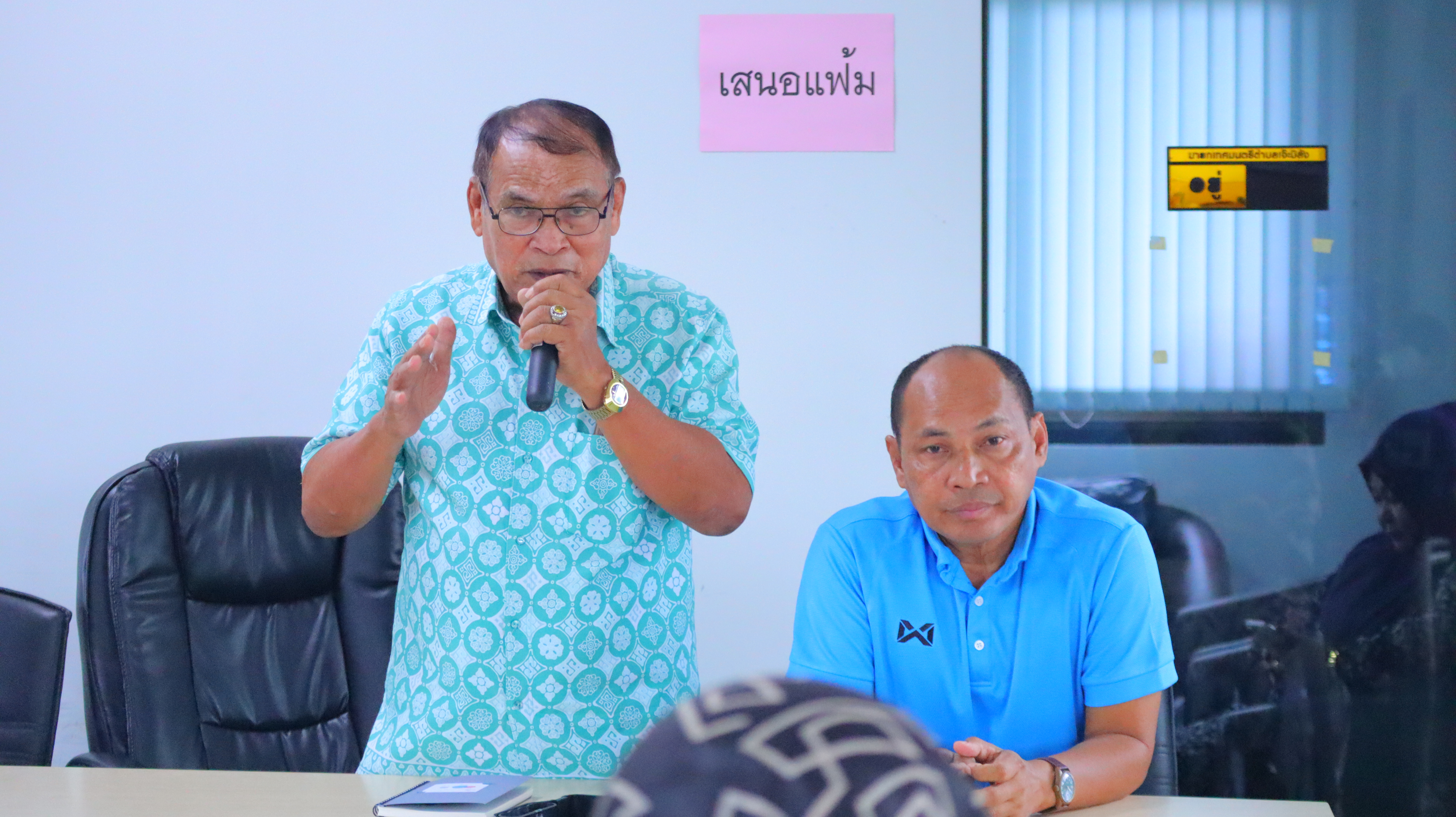 นายกเทศมนตรีตำบลเจ๊ะบิลัง ประชุมมอบนโยบายและแนวทางการปฏิบัติงาน แก่พนักงานและลูกจ้างเทศบาลตำบลเจ๊ะบิลัง
วันที่ 1 ตุลาคม 2568 เวลา 10.00 น. ณ อาคารสำนักงานเทศบาลตำบลเจ๊ะบิลัง(อาคารชั่วคราว) นายยาหยา หลังจิ นายกเทศมนตรีตำบลเจ๊ะบิลัง เป็นประธานการประชุมมอบนโยบายและแนวทางการปฏิบัติงาน แก่พนักงานและลูกจ้างเทศบาลตำบลเจ๊ะบิลัง เพื่อสื่อสารนโยบายสำคัญของผู้บริหาร ตลอดจนแนวทางการปฏิบัติงานที่เน้นประสิทธิภาพ ความโปร่งใส และความรับผิดชอบ เพื่อให้บุคลากรทุกภาคส่วนของเทศบาลสามารถร่วมกันขับเคลื่อนงานบริการสาธารณะให้เป็นไปอย่างมีประสิทธิผล ตอบสนองต่อความต้องการของประชาชนได้อย่างแท้จริง 
      โดยมีคณะผู้บริหาร สมาชิกสภาเทศบาล ผู้อำนวยการกอง หัวหน้าส่วนราชการ เข้าร่วมการประชุมในครั้งนี้ด้วย