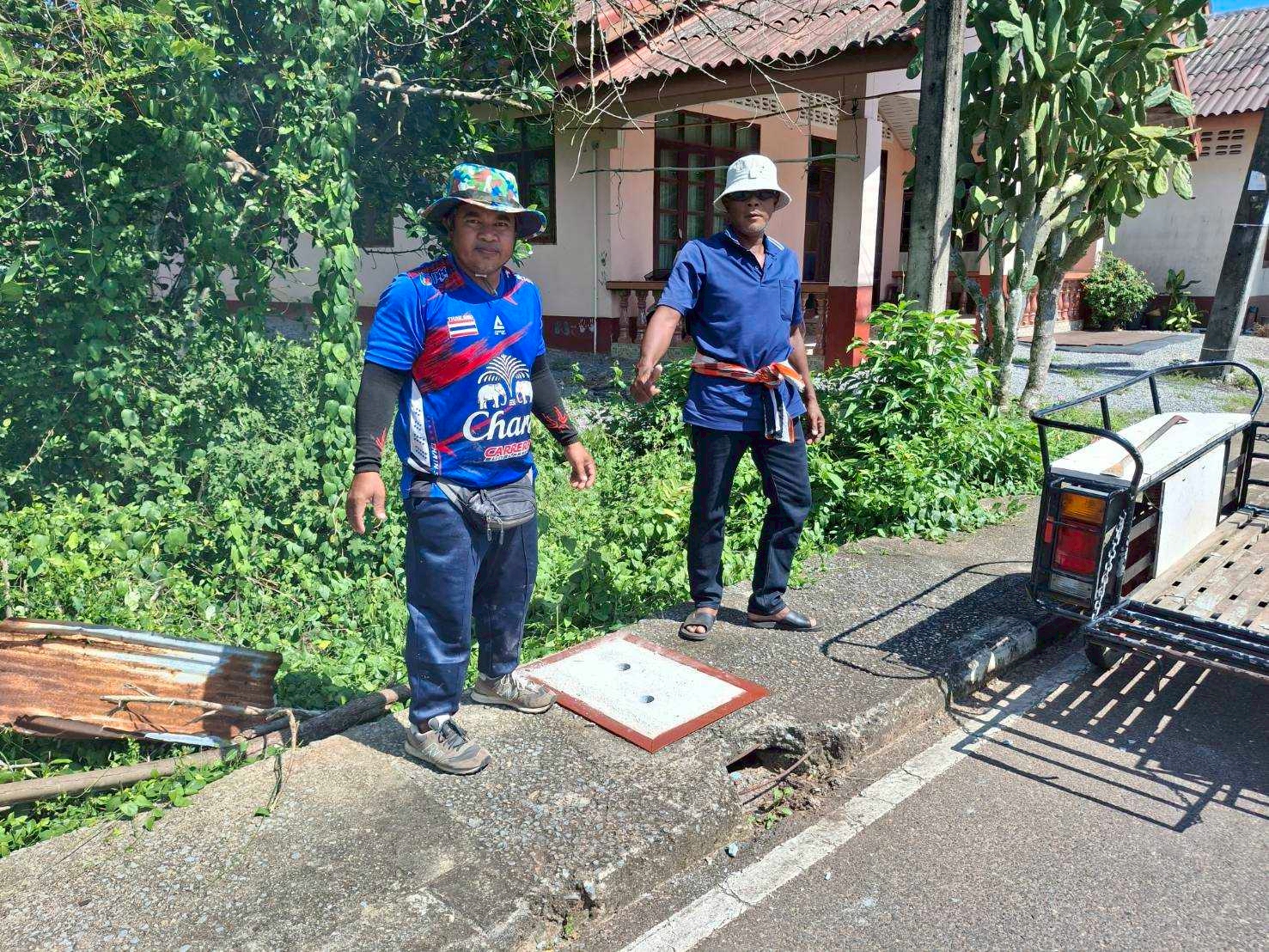 กองช่างลงพื้นที่ติดตั้งฝาคูระบายน้ำสามแยกชุมชนบ้านใหม่
.
       วันที่ 7 ตุลาคม 2568  นายยาหยา หลังจิ นายกเทศมนตรีตำบลเจ๊ะบิลัง มอบหมายให้ กองช่างลงพื้นที่ดำเนินการติดตั้งฝาคูระบายน้ำสามแยกชุมชนบ้านใหม่ ตามหนังสือคำร้อง 
รายละเอียดดังกล่าวดำเนินการแก้ไขแล้วเสร็จ
       หากพบปัญหาเรื่องระบบบริการสาธารณะ หรือเรื่องราวต่างๆ สามารถแจ้งปัญหาได้ที่ สมาชิกสภาเทศบาล ผู้นำชุมชน หรือ เจ้าหน้าที่ในวันและเวลาราชการ หรือโทร 074-772618 
      เทศบาลตำบลเจ๊ะบิลังขอเรียนให้ทุกท่านทราบว่า เจ้าหน้าที่ทุกคนพร้อมอำนวยความสะดวก และดูแลประชาชน ในท้องที่อย่างเต็มกำลัง
🤗🤗🤗🤗🤗🤗🤗🤗