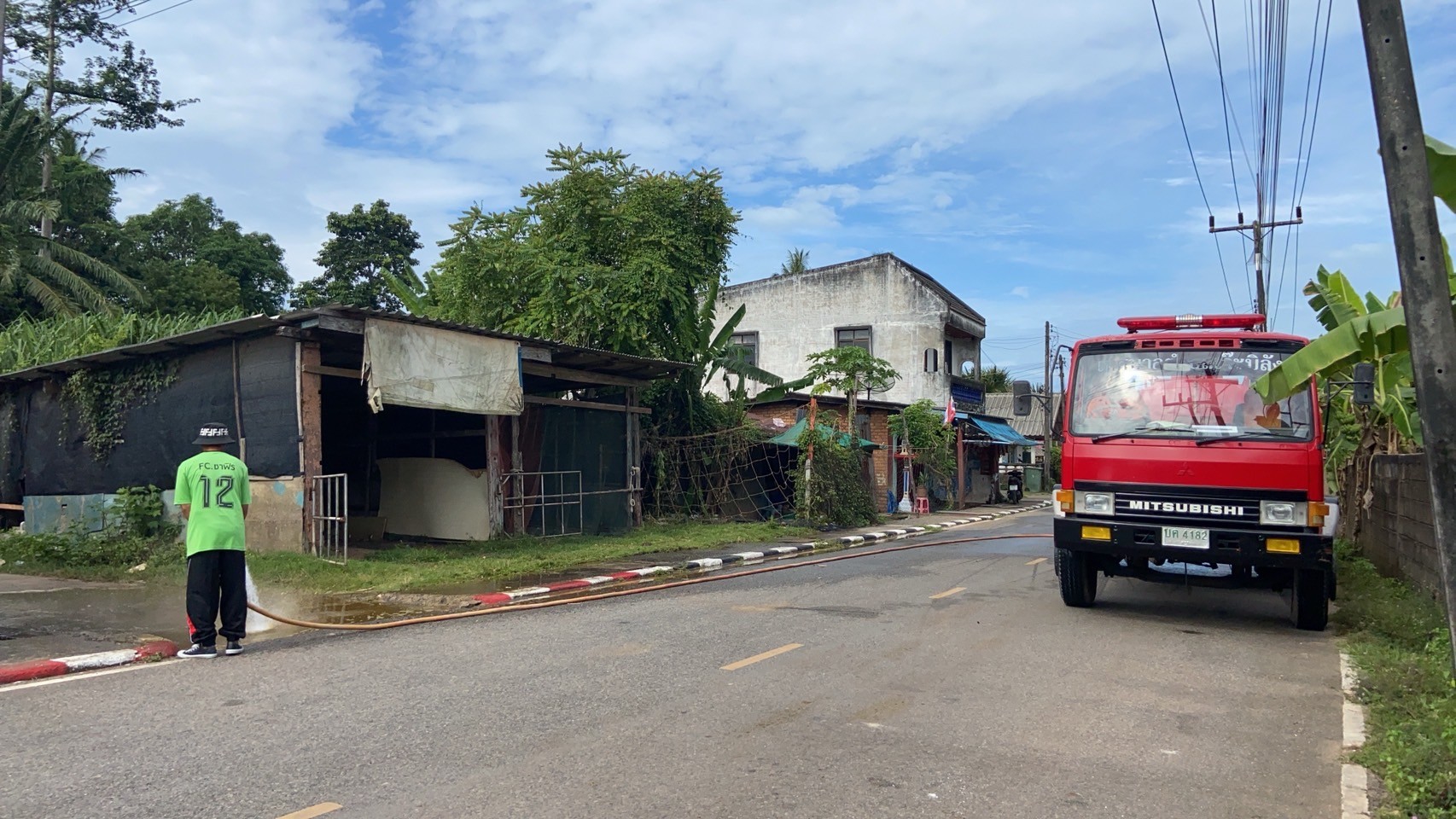 งานป้องกันและบรรเทาสาธารณภัย ดำเนินการฉีดทำความสะอาดผิวถนน