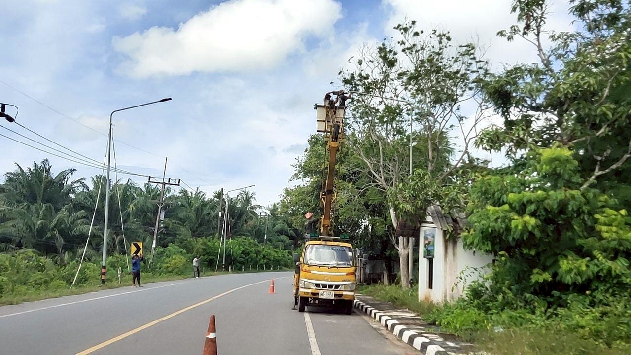 กองช่าง ทต.เจ๊ะบิลัง ลงพื้นที่ซ่อมเปลี่ยนชุดโคมไฟ บริเวณถนนสายหลักพร้อมอุปกรณ์ที่ชำรุดจำนวน 5 จุด
