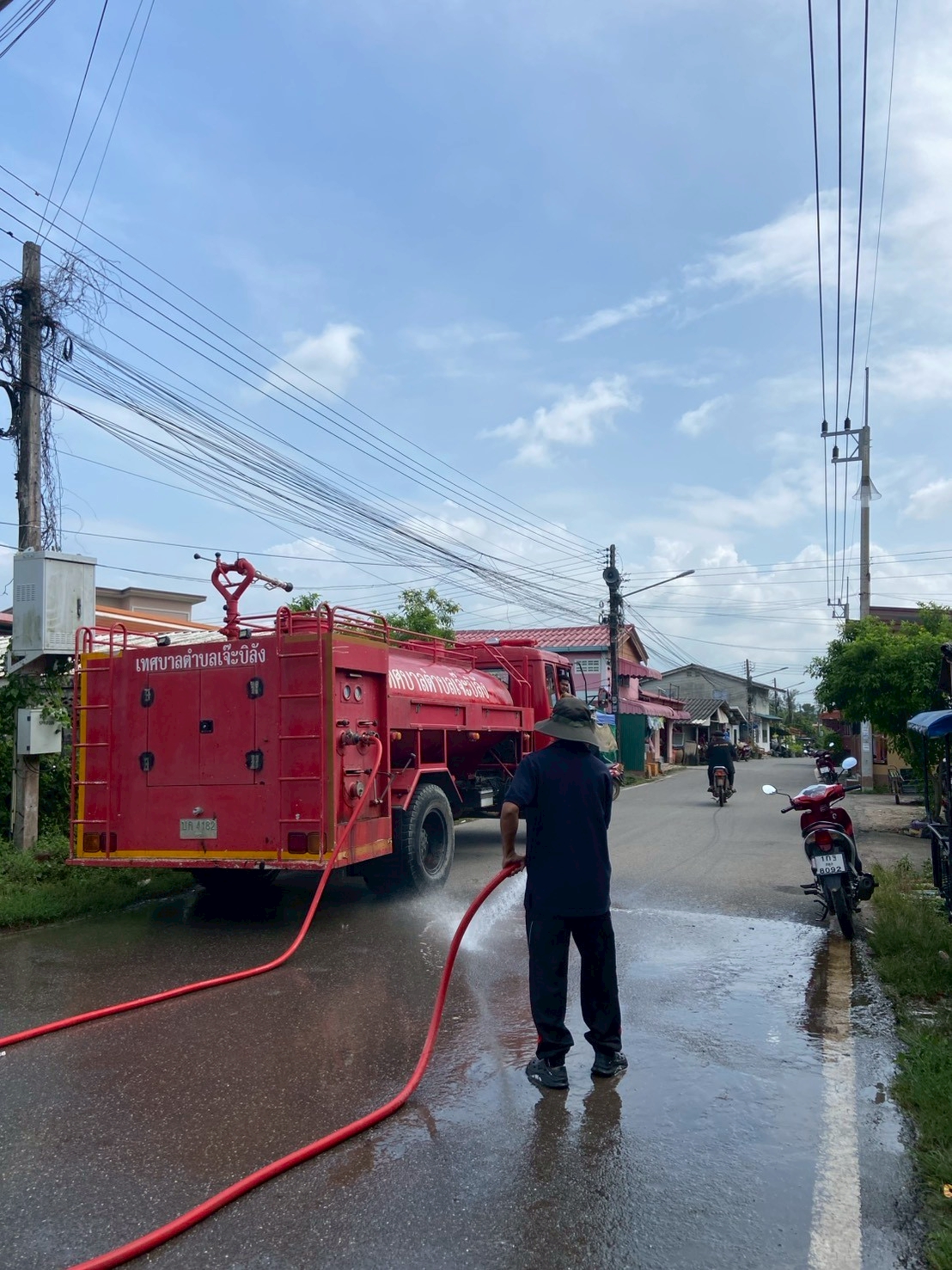 งานป้องกันและบรรเทาสาธารณภัย ดำเนินการฉีดทำความสะอาดผิวถนนสายชุมชนประมง