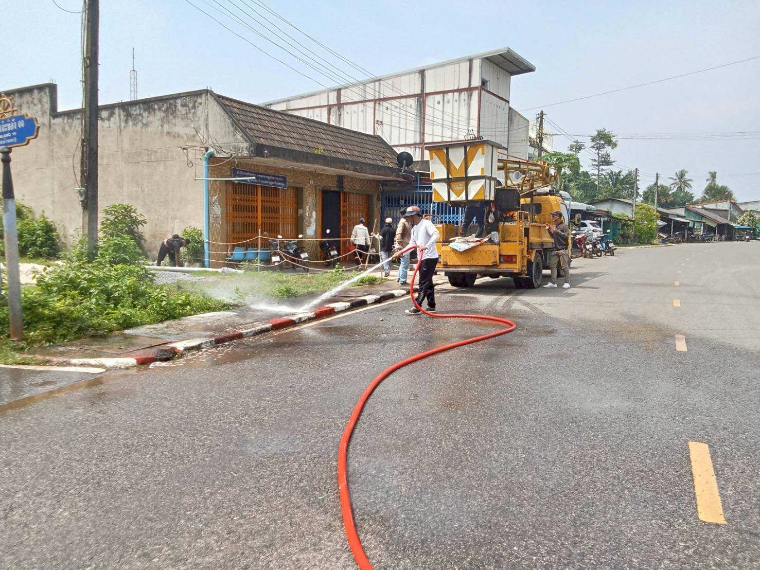 งานป้องกันและบรรเทาสาธารณภัย ดำเนินการฉีดทำความสะอาดผิวถนนสายชุมชนบ้านนา