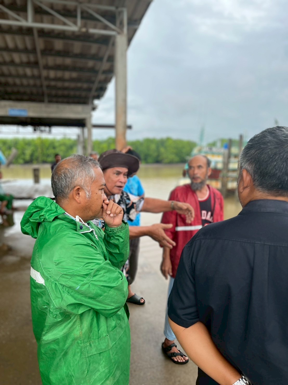นายกเทศมนตรีตำบลเจ๊ะบิลัง บุกผ่าฝน!! นำทีมคณะผู้บริหาร สมาชิกสภาเทศบาล ลงพื้นที่ตรวจสอบพื้นที่น้ำทะเลหนุนขึ้นสูง  พร้อมตรวจสอบระบบสาธารณูปโภค ส่งกำลังใจให้ชาวบ้านในช่วงฝนตกหนักติดต่อกันเป็นเวลาหลายวัน💚