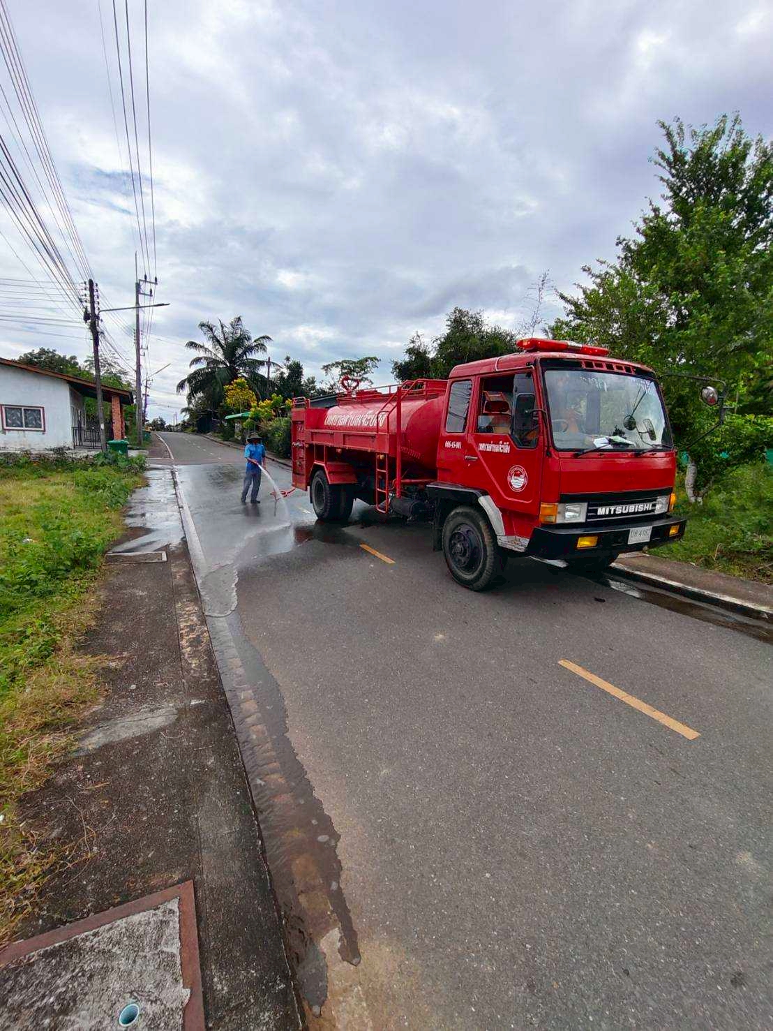 งานป้องกันและบรรเทาสาธารณภัย ดำเนินการฉีดทำความสะอาดผิวถนนสายโรงเรียนบ้านเจ๊ะบิลัง