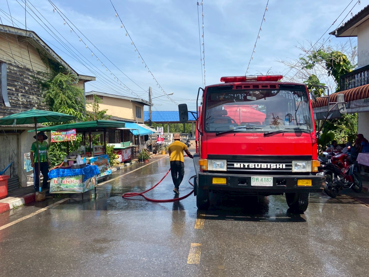 งานป้องกันและบรรเทาสาธารณภัย ดำเนินการฉีดทำความสะอาดผิวถนนภายในเขตเทศบาลตำบลเจ๊ะบิลัง