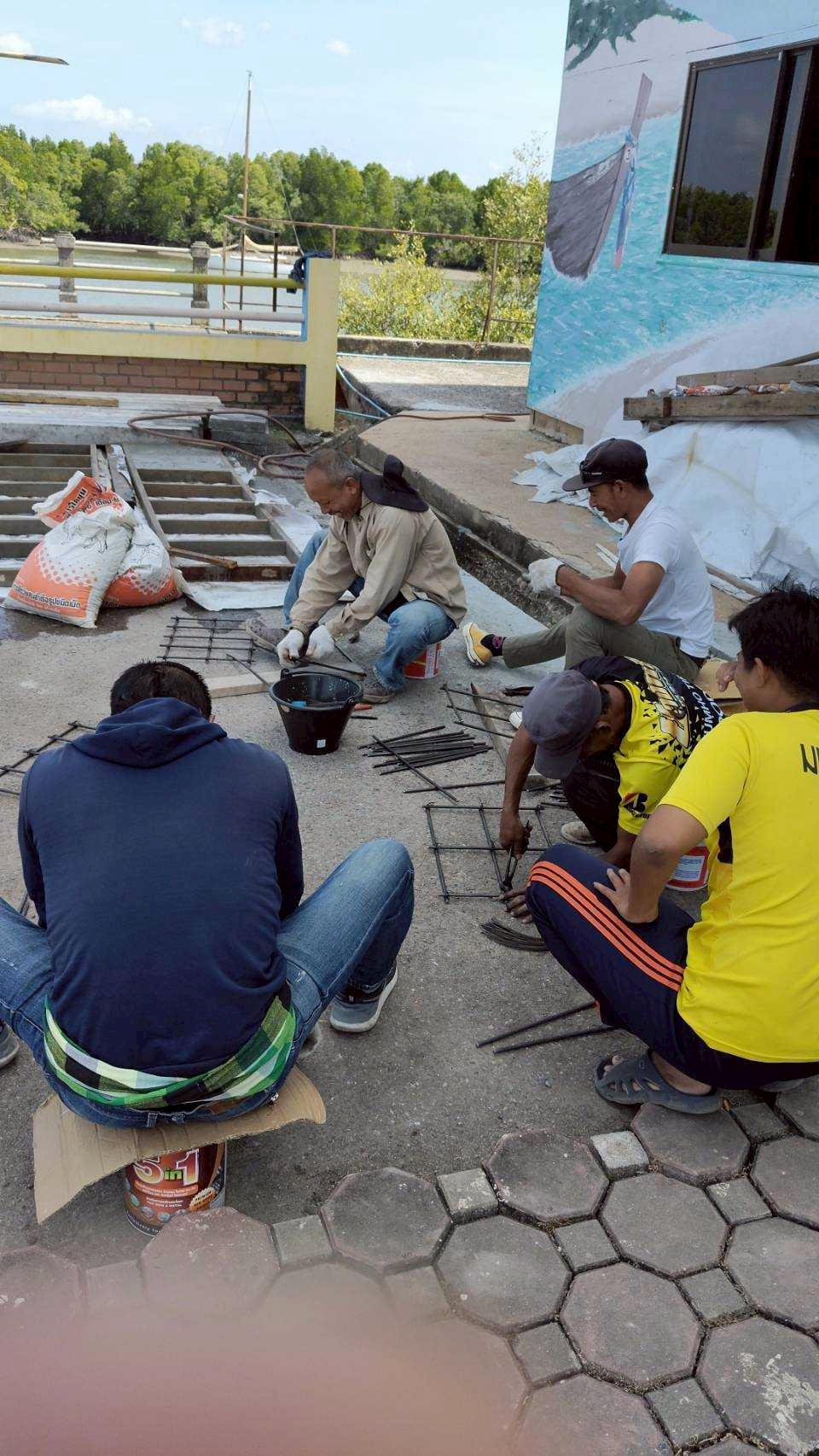 กองช่าง ทต.เจ๊ะบิลัง จัดทำฝาคูระบายน้ำ พร้อมติดตั้งสายบ้านสมิต ชุมชนบ้านนา เพื่อความปลอดภัยของประชาชนในชุมชน