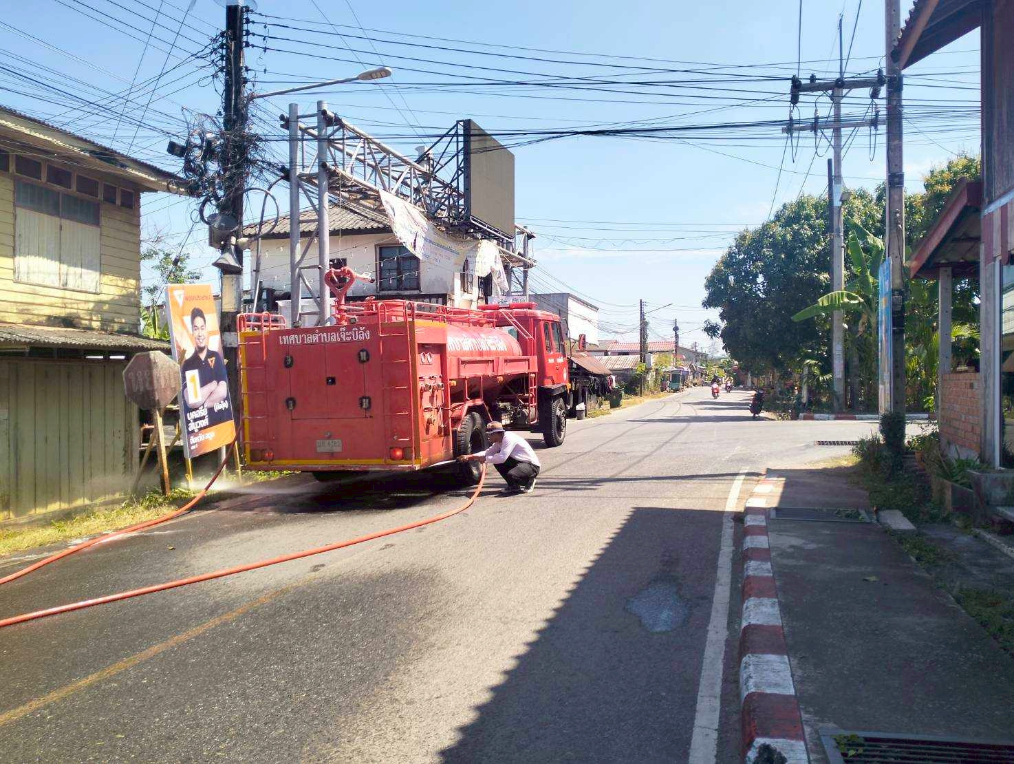 งานป้องกันและบรรเทาสาธารณภัย ดำเนินการฉีดทำความสะอาดผิวถนนภายในเขตเทศบาลตำบลเจ๊ะบิลัง
