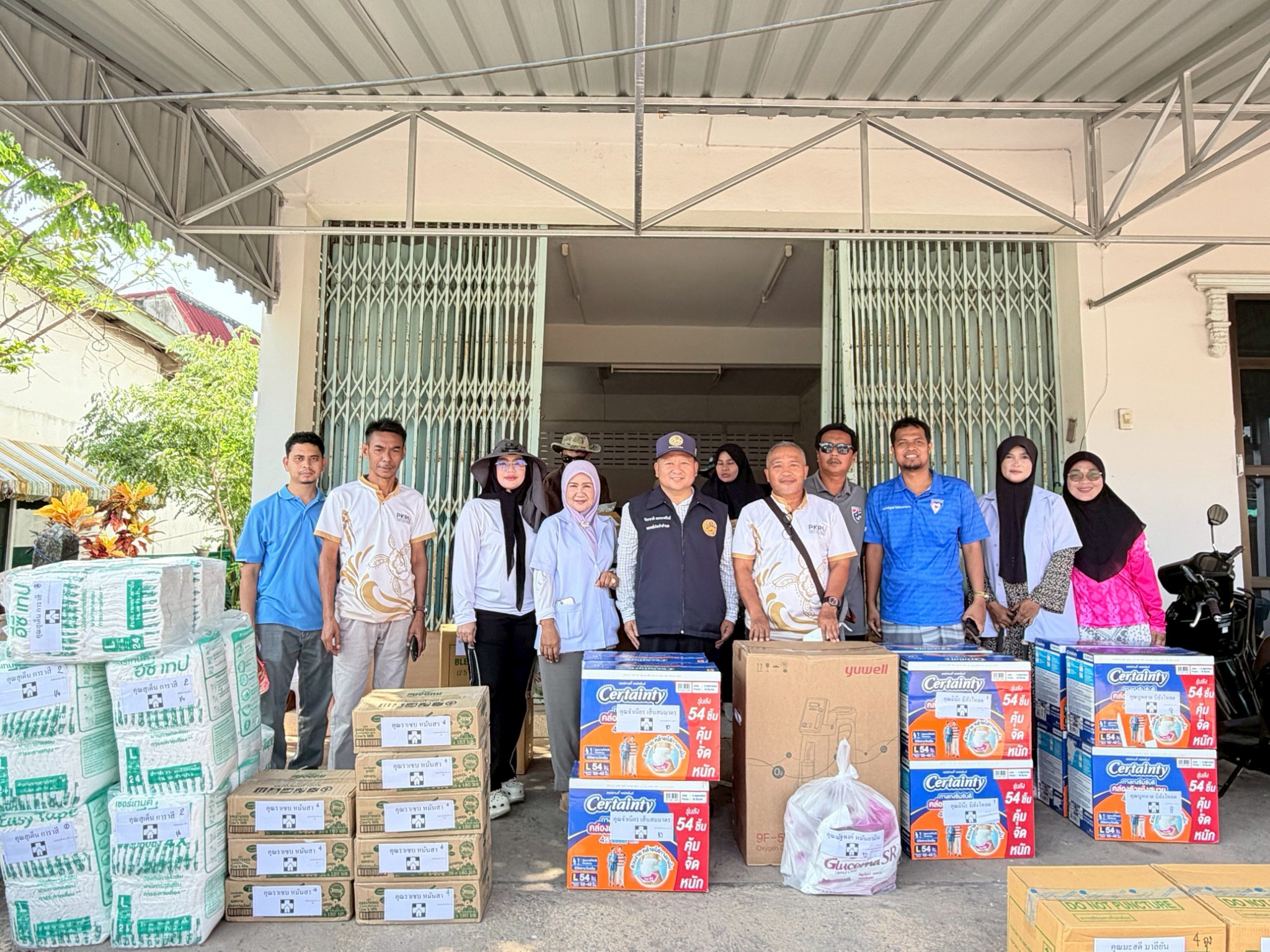 เทศบาลตำบลเจ๊ะบิลัง จังหวัดสตูล ส่งมอบผ้าอ้อมผู้ใหญ่ อาหารเสริมทางการแพทย์ วัสดุทางการแพทย์ ไข่ไก่ เพื่อบริการดูแลระยะยาวด้านสาธารณสุข สำหรับผู้สูงอายุ และบุคคลที่มีภาวะพึ่งพิง